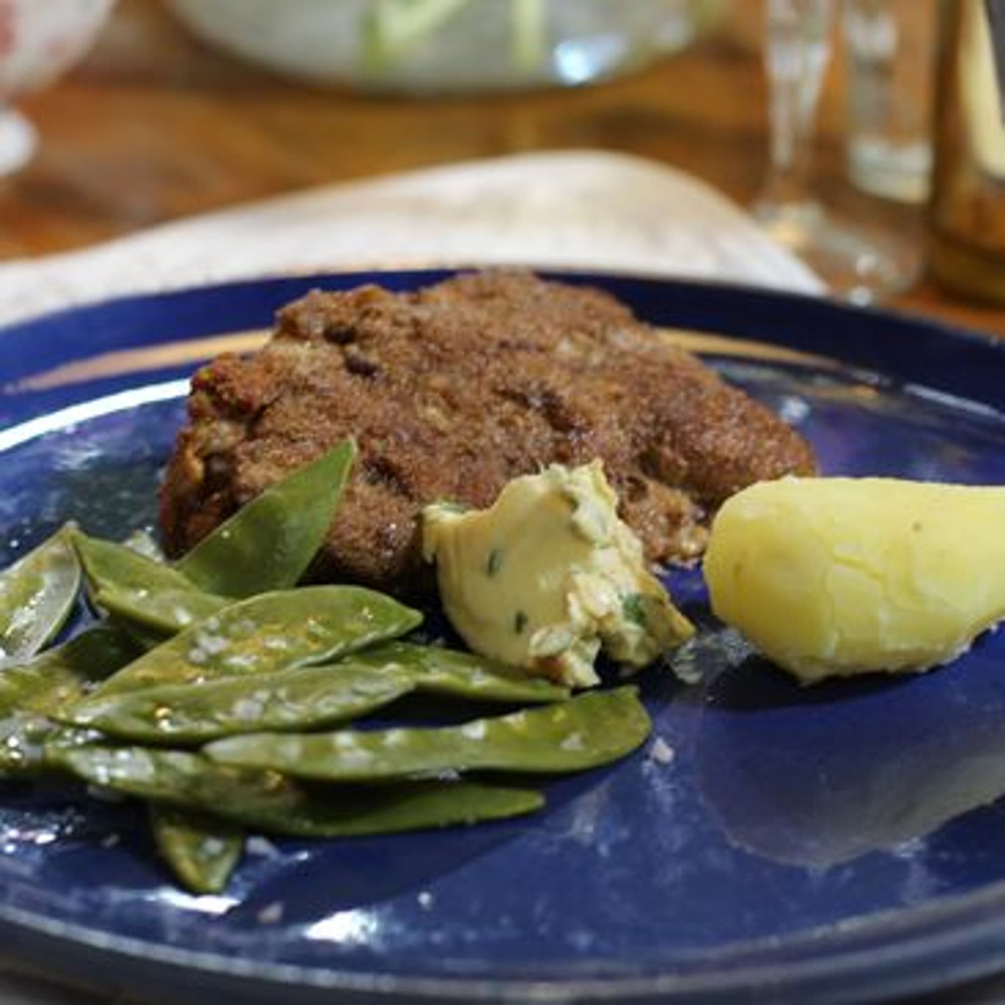 Cordon Bleu- serveras med kokt mandelpotatis, sockerärtor och sardellsmör