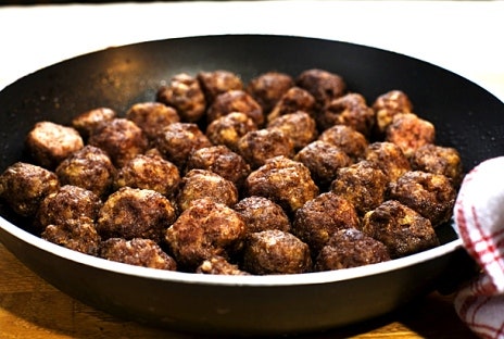 Hemgjorda köttbullar med potatis och lingonsylt