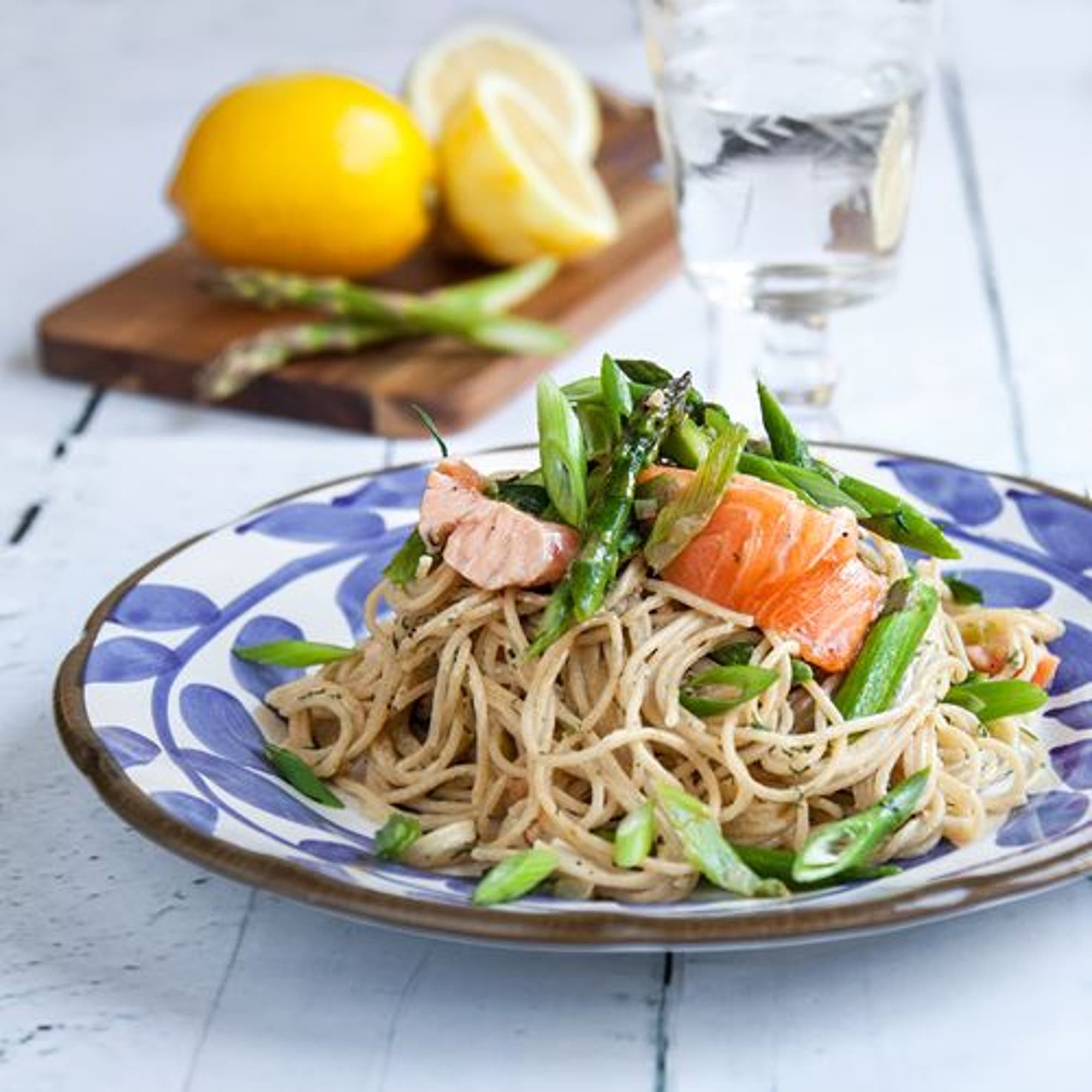 Krämig laxpasta med vårlök och sparris