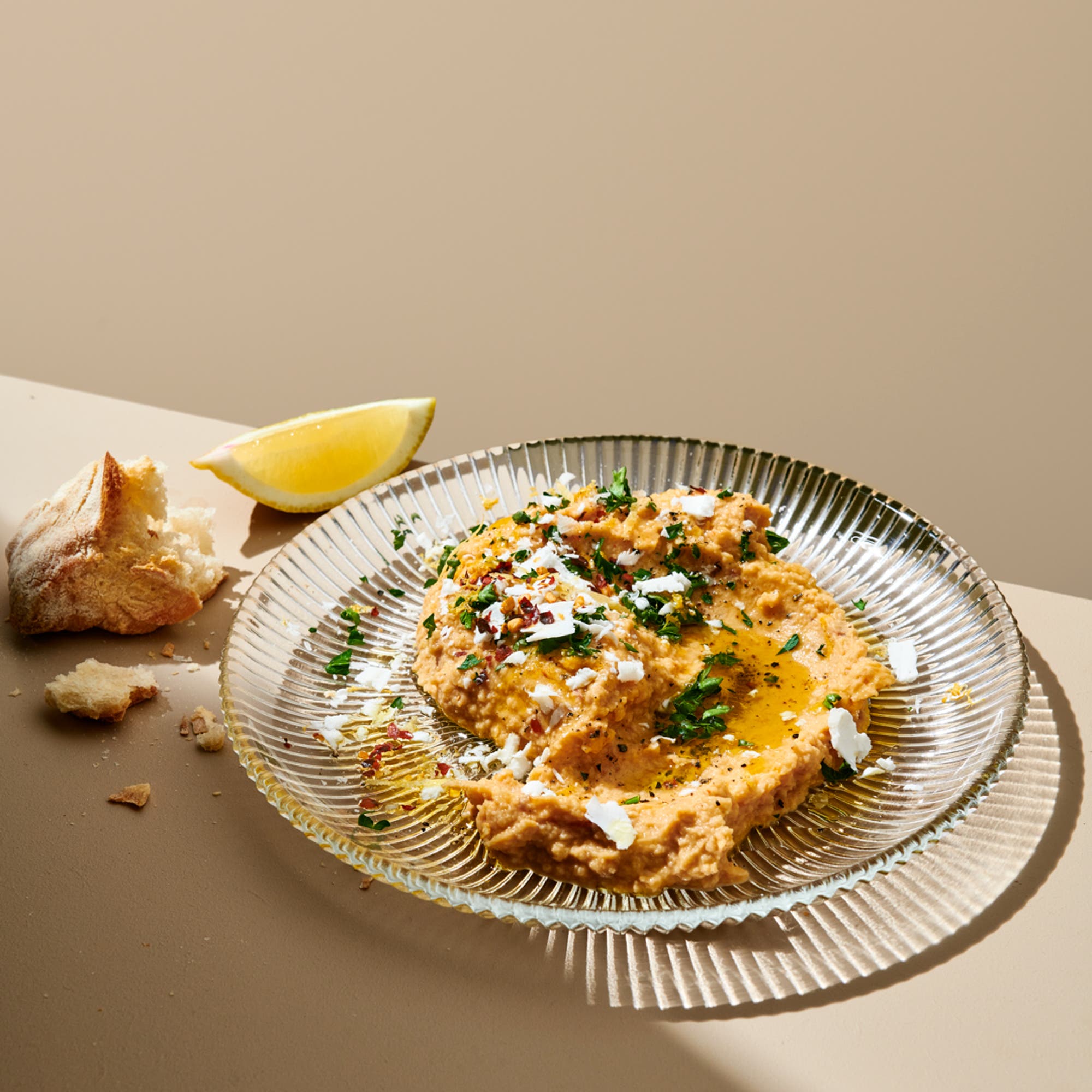 Rostad vitlök- och chilihummus på röda linser
