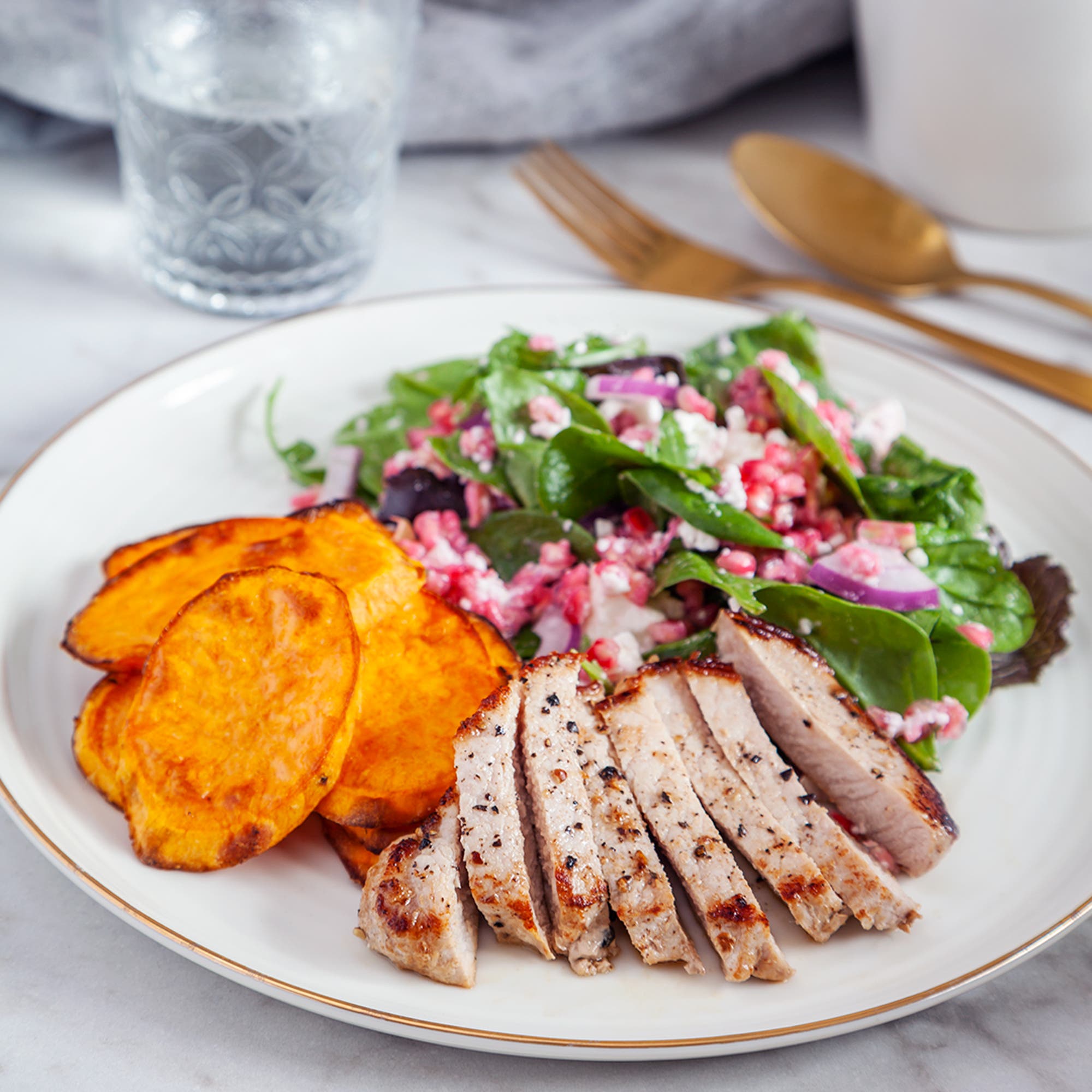 Fläskkotlett med rostad sötpotatis och fetaostsallad