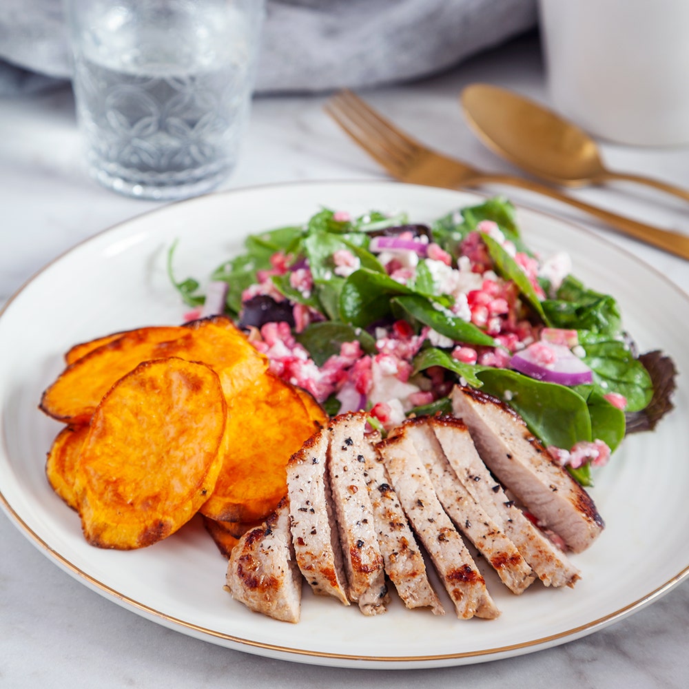 Fläskkotlett med rostad sötpotatis och fetaostsallad