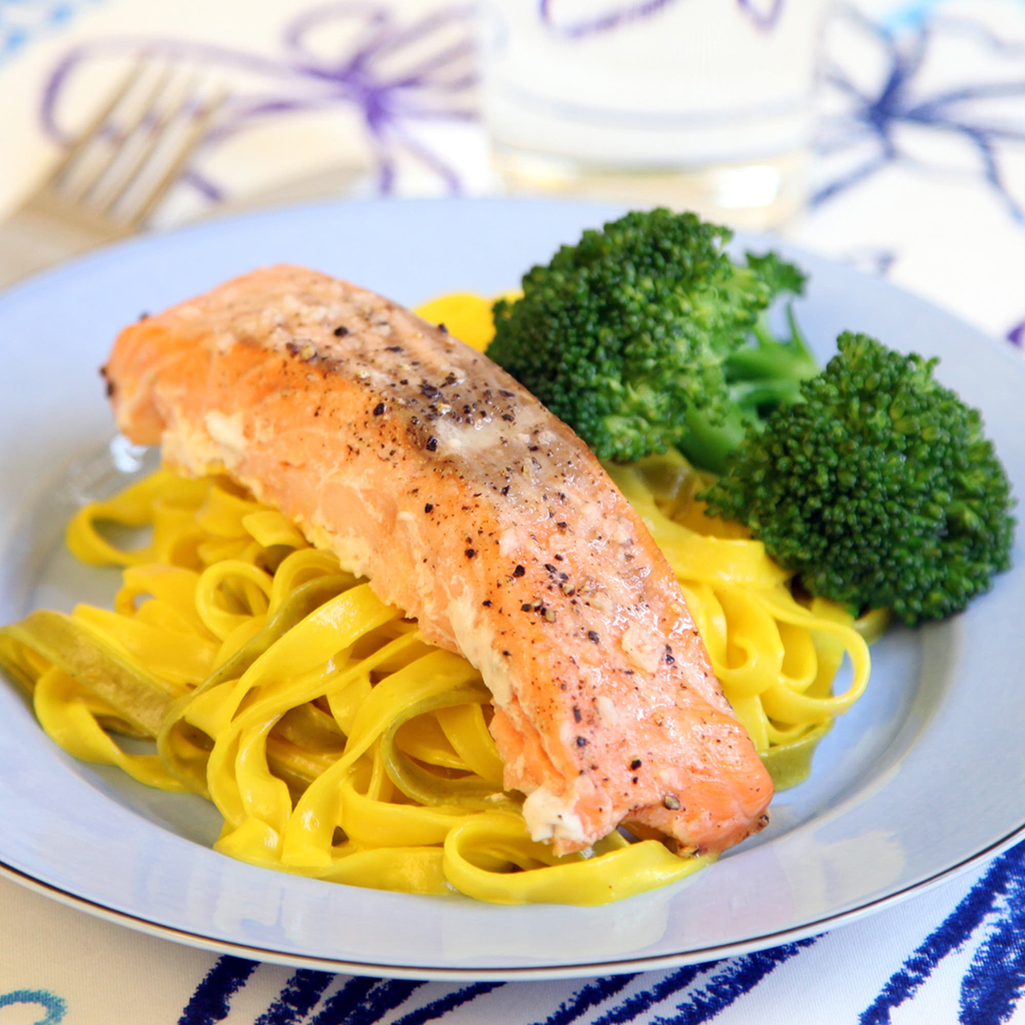 Ugnsbakad lax med saffranspasta och broccoli