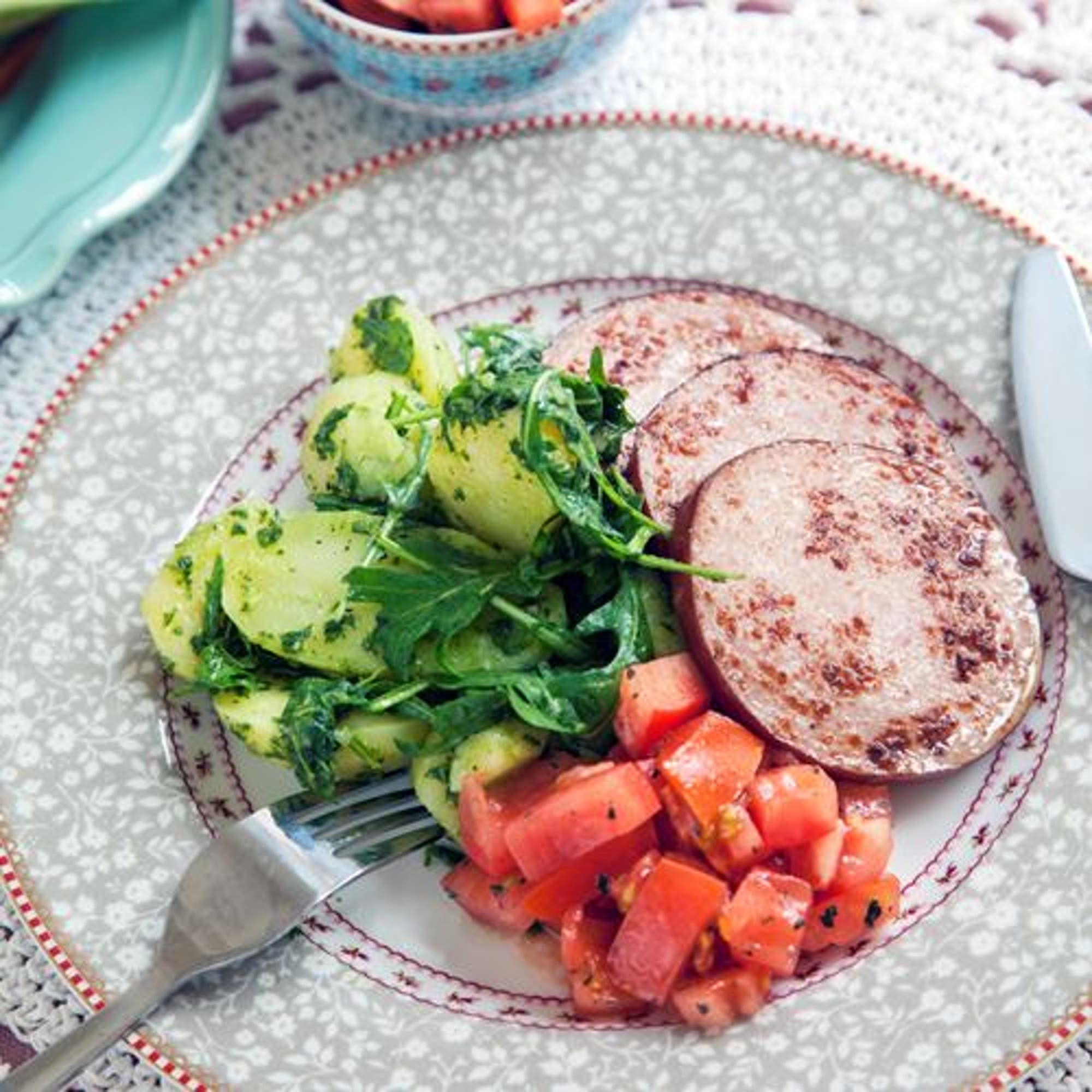 Ruccolapotatis med stekt kassler och tomatsallad