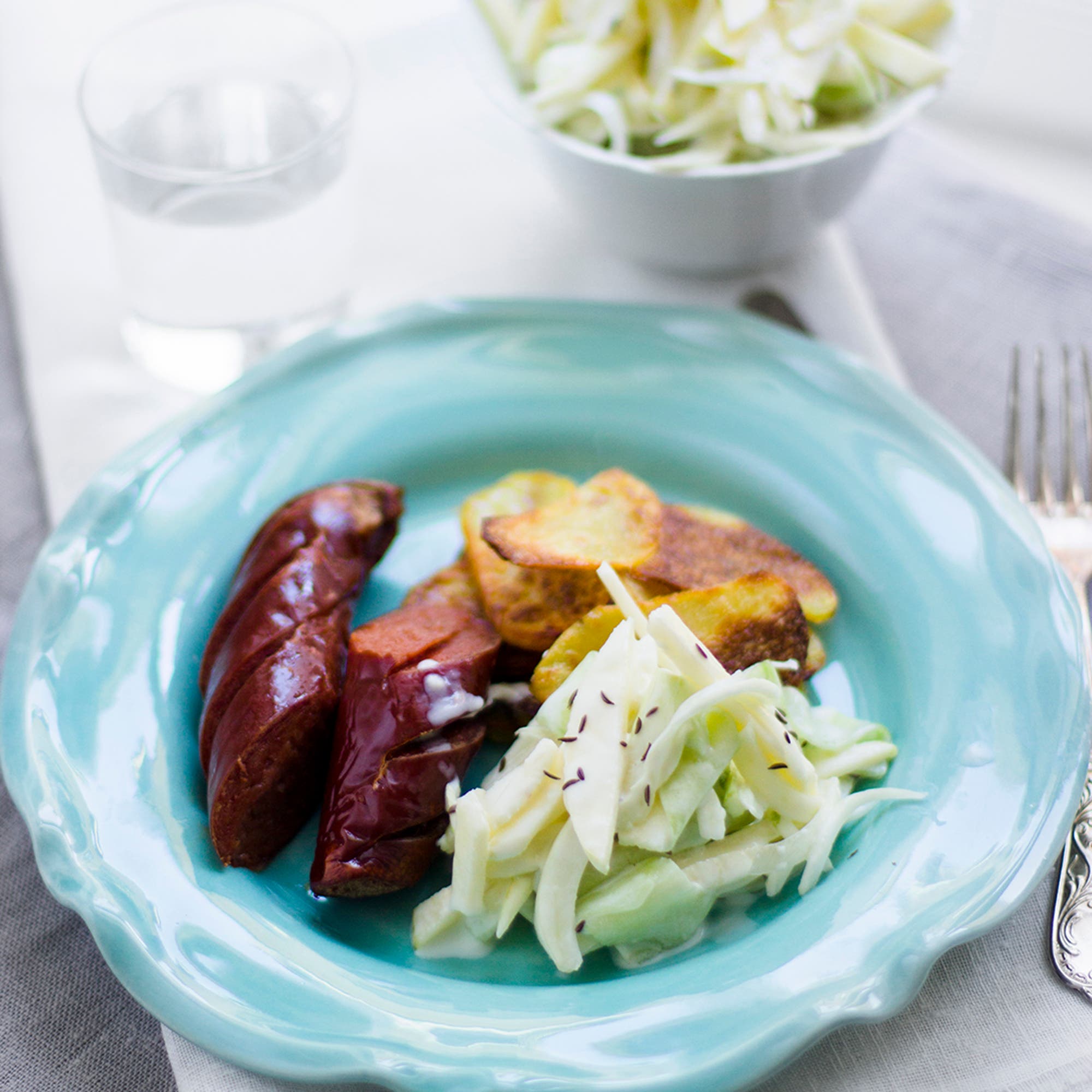 Salsakorv med äpple- och fänkålsslaw