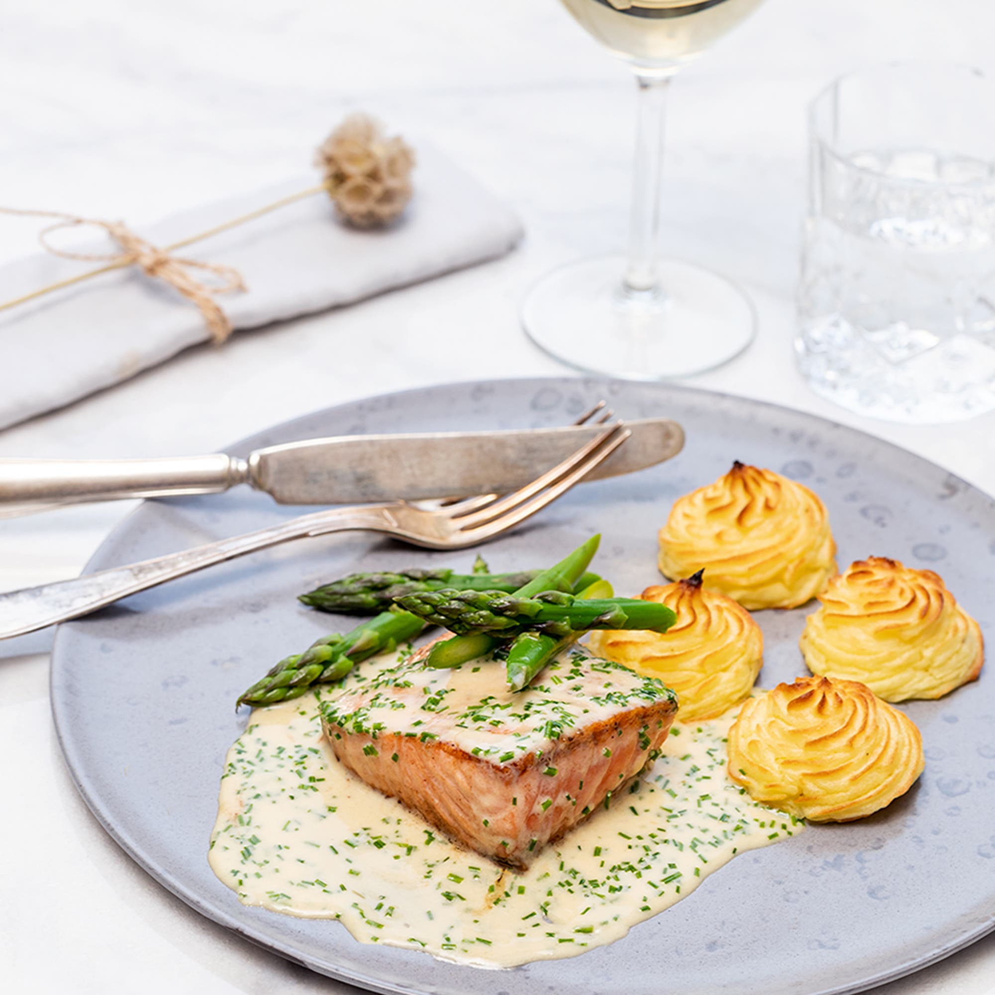 Laxfilé med duchessepotatis, gräslökssås och sparris