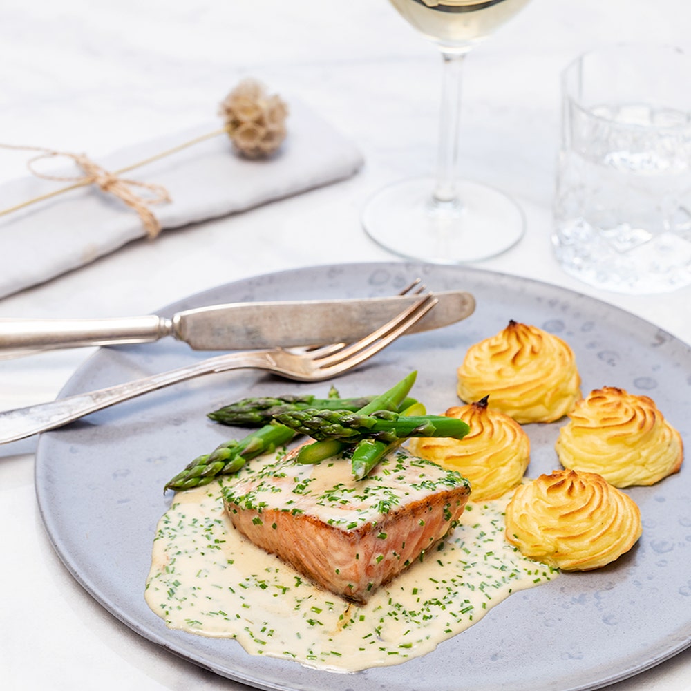 Laxfilé med duchessepotatis, gräslökssås och sparris