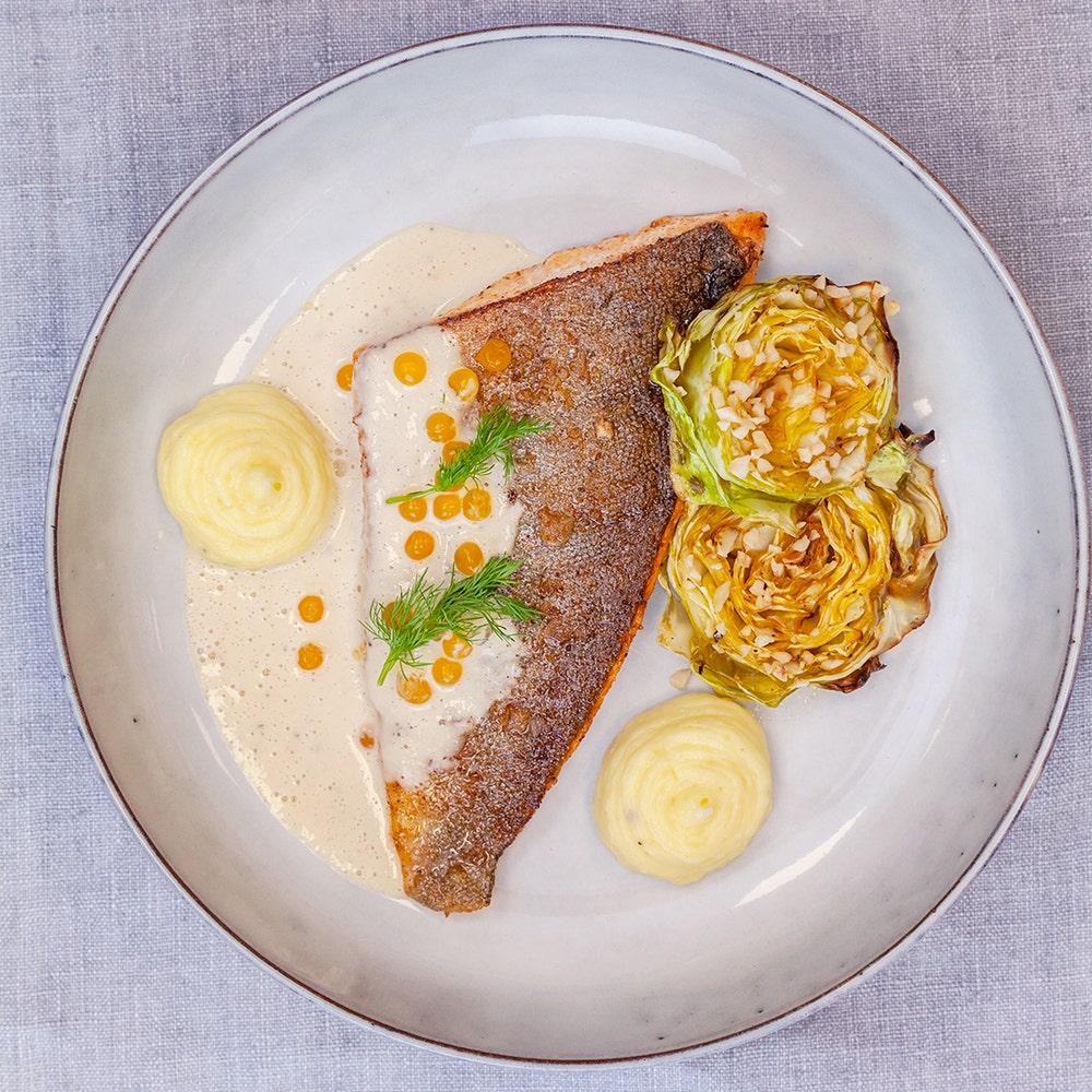 Rödingfilé med champagnesås, potatispuré och bakad spetskål med brynt smör och ponzu