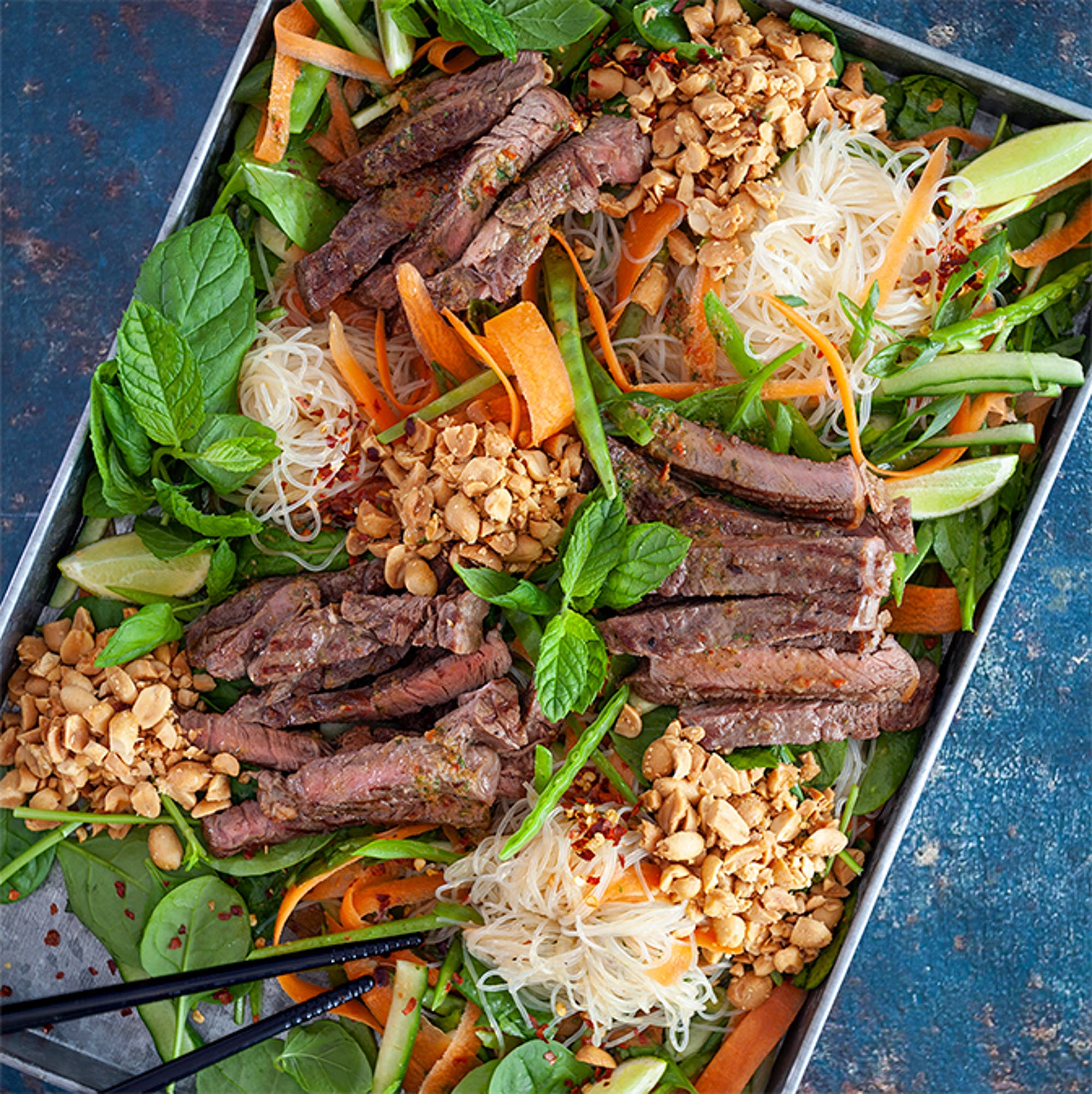 Asiatisk biffsallad med krossade jordnötter