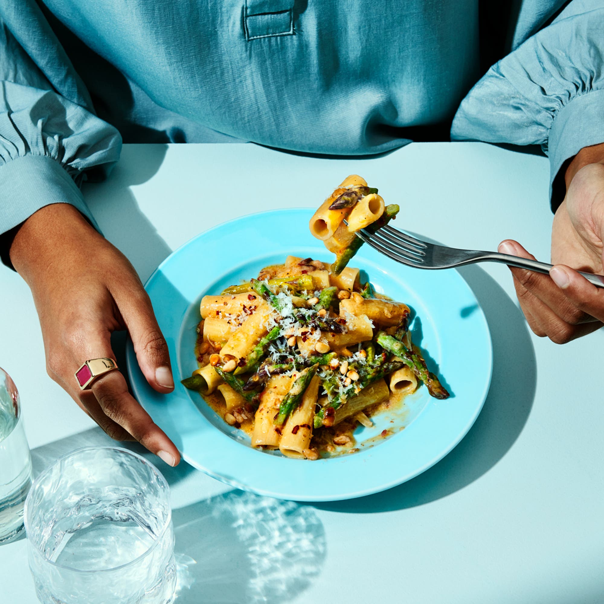 Krämig sparrispasta med citron och pinjenötter