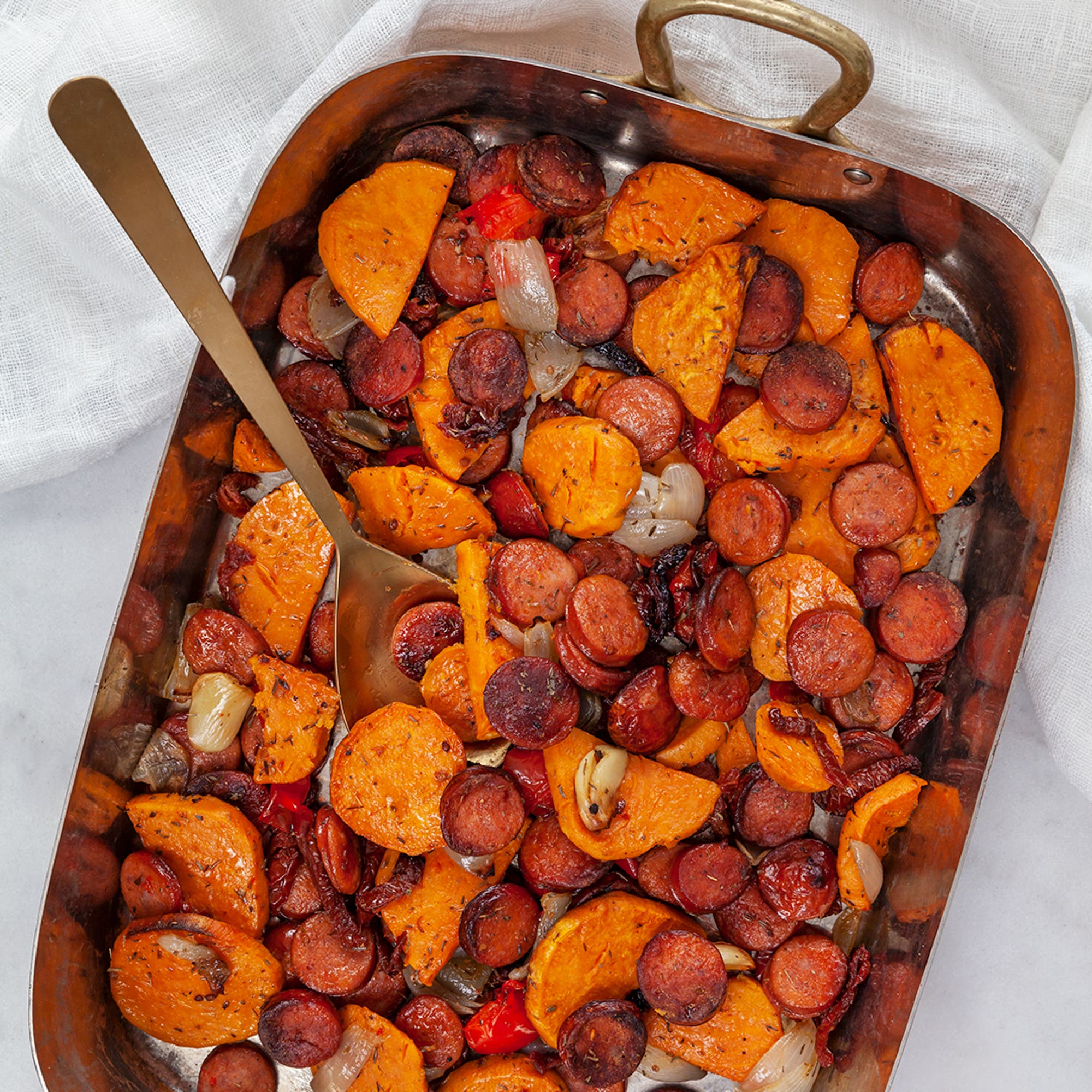 Timjanrostad sötpotatis och chorizo på plåt