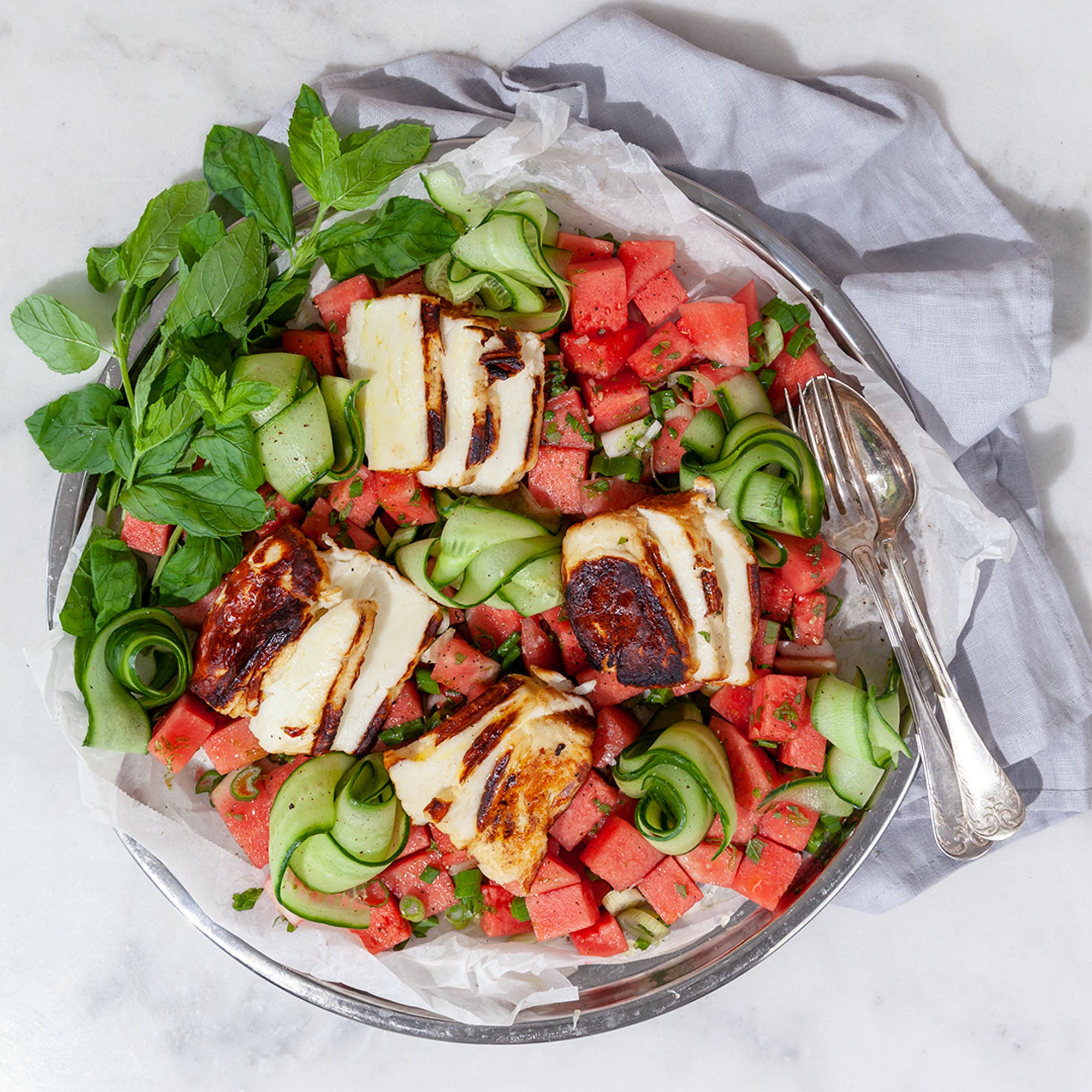 Vattenmelonsallad med mynta och grillad halloumi