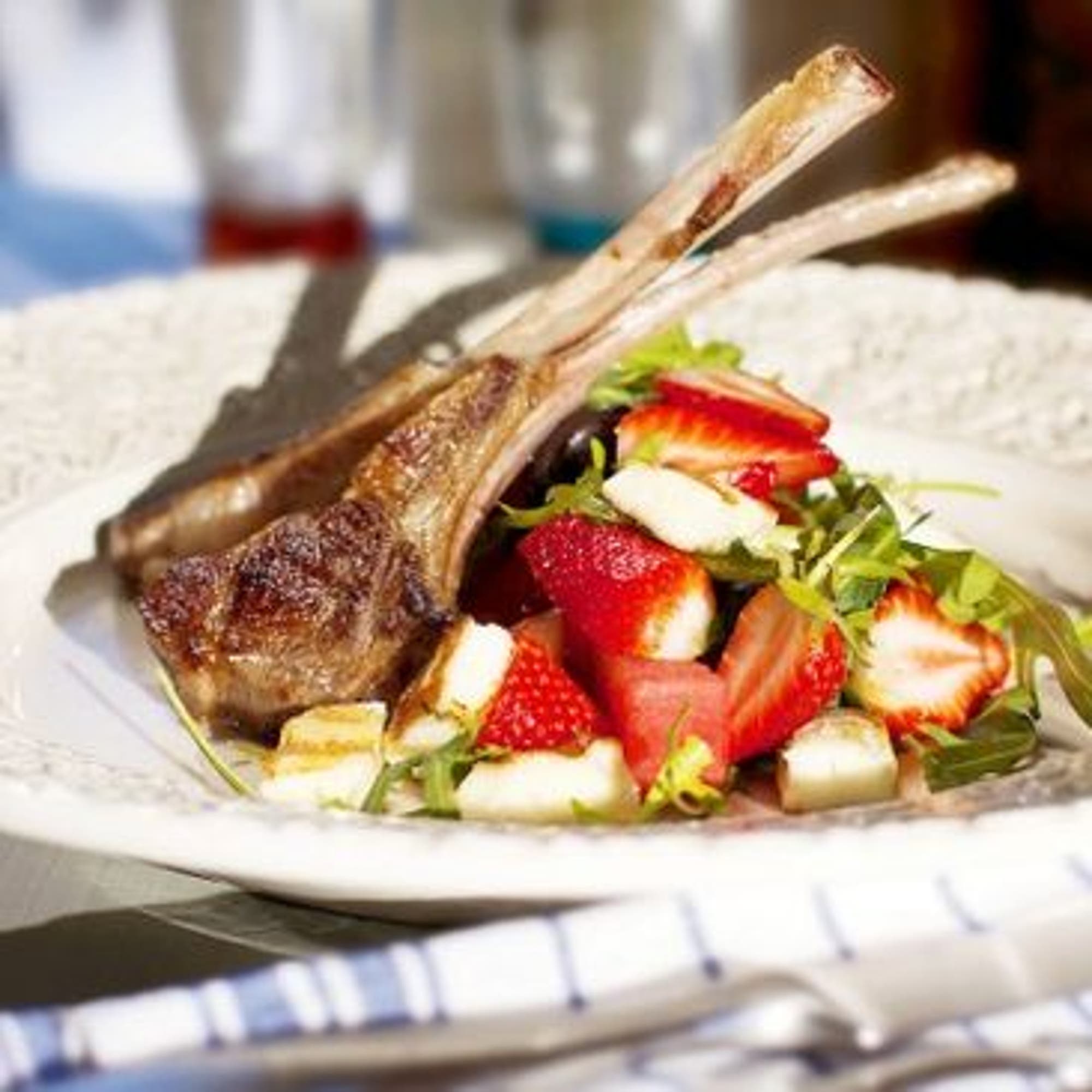 Vattenmelon och jordgubbsallad med mynta och grilloumi till lammracks
