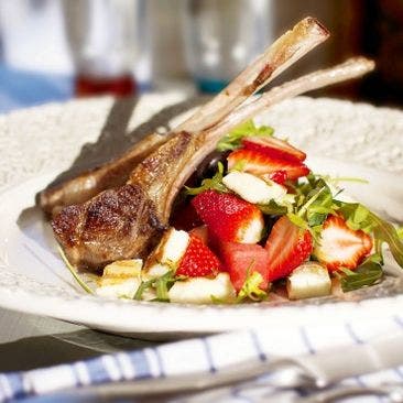 Vattenmelon och jordgubbsallad med mynta och grilloumi till lammracks