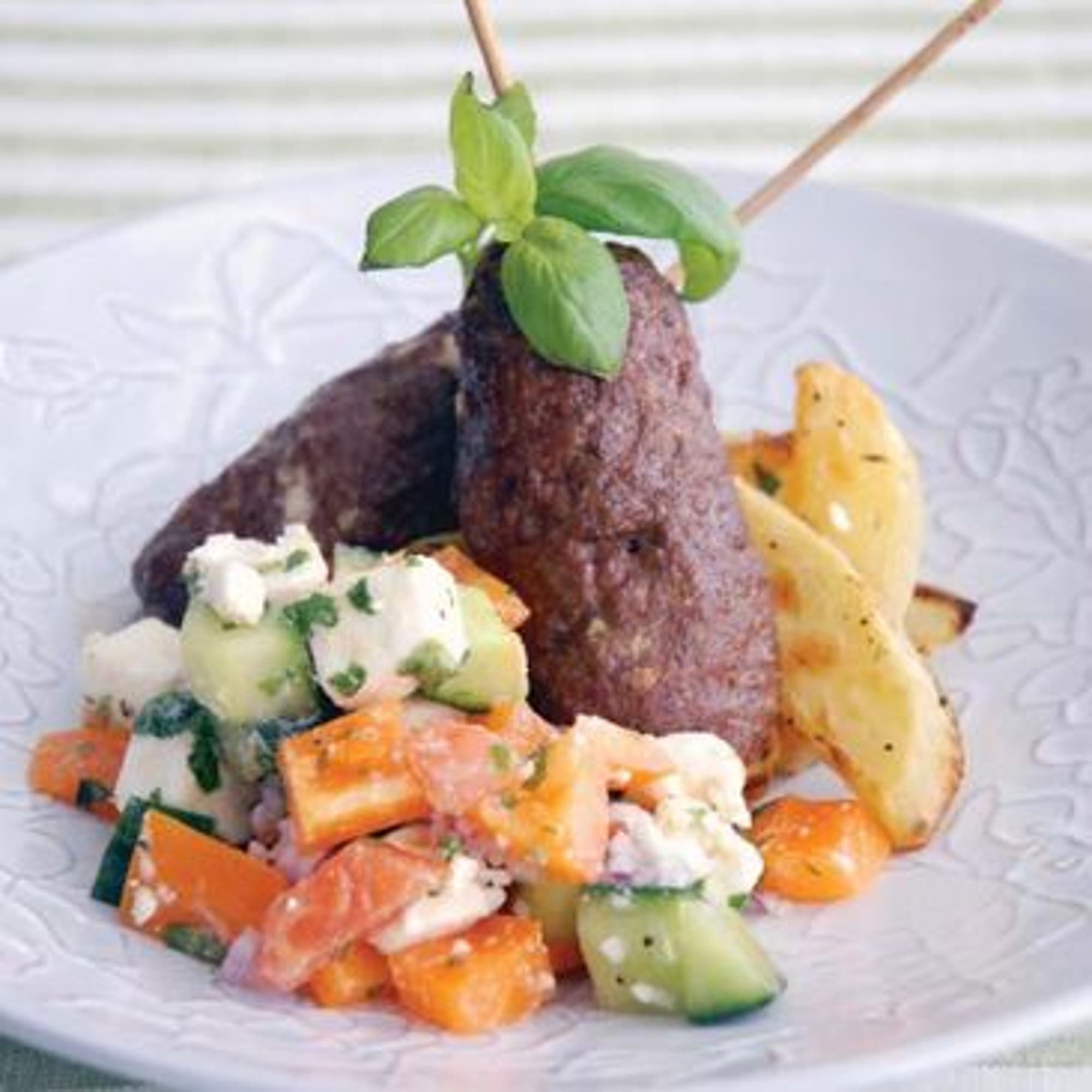 Grekiska färsspett med klyftpotatis och fetaostsallad