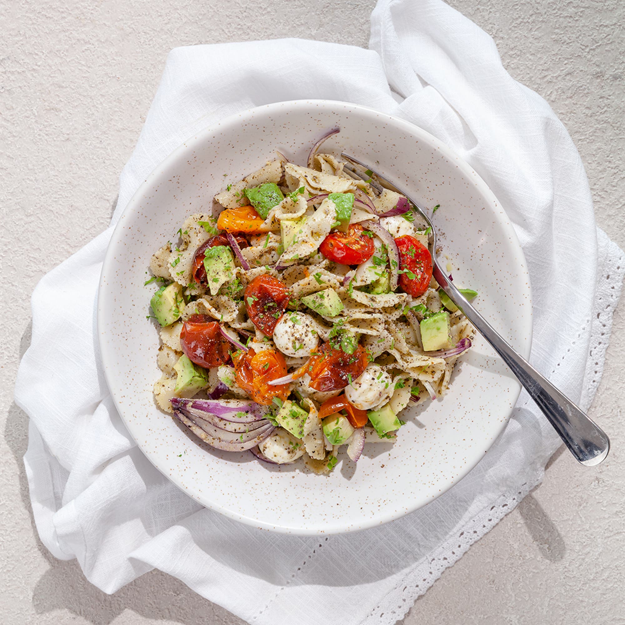 Pastasallad med pesto, rostade tomater och mozzarella