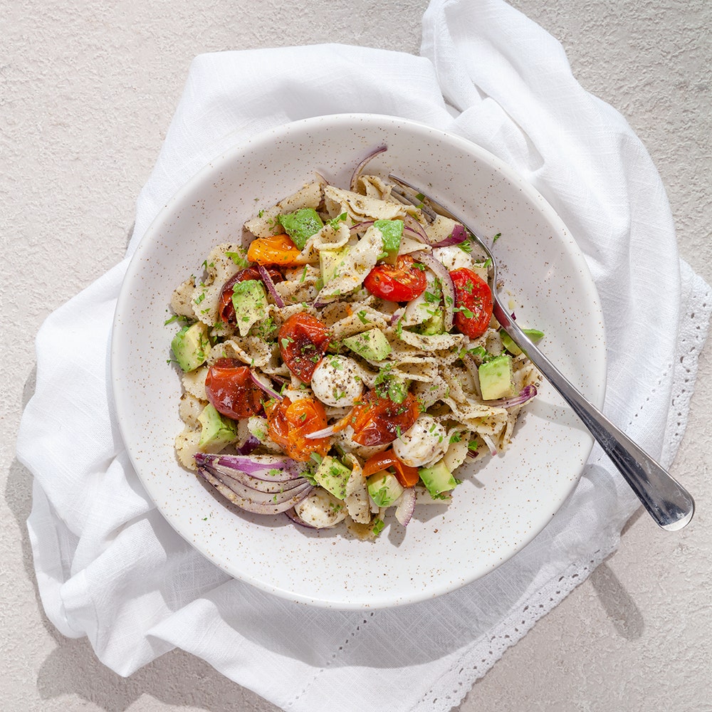 Pastasallad med pesto, rostade tomater och mozzarella