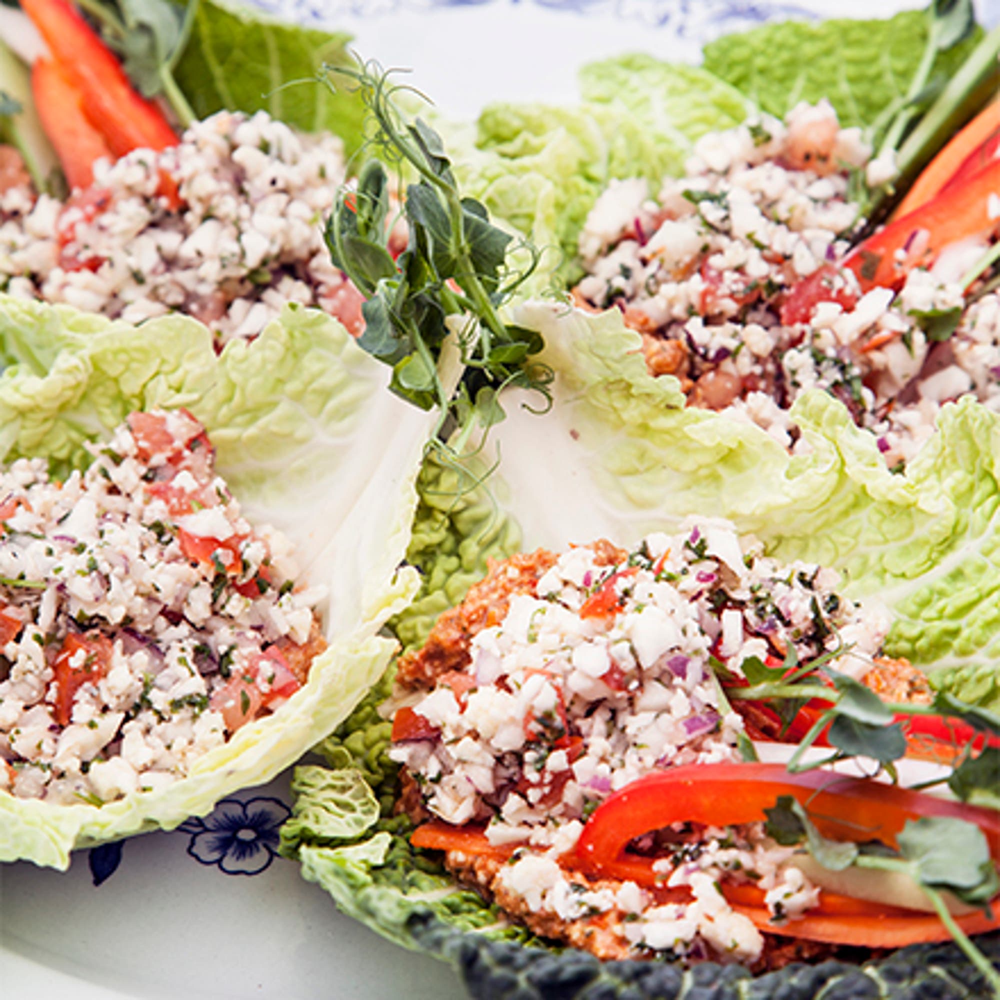Raw wrap med cashewdipp, tabbouleh och grönsaksstavar