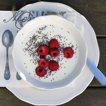 Yoghurt med hallon och chiafrön