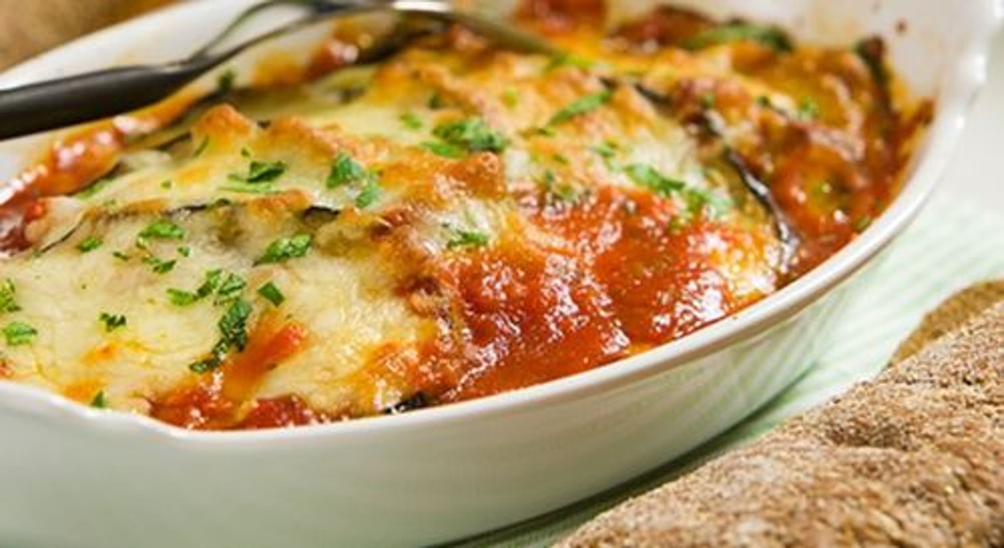 Mozzarellagratinerad aubergine med pesto och champinjoner