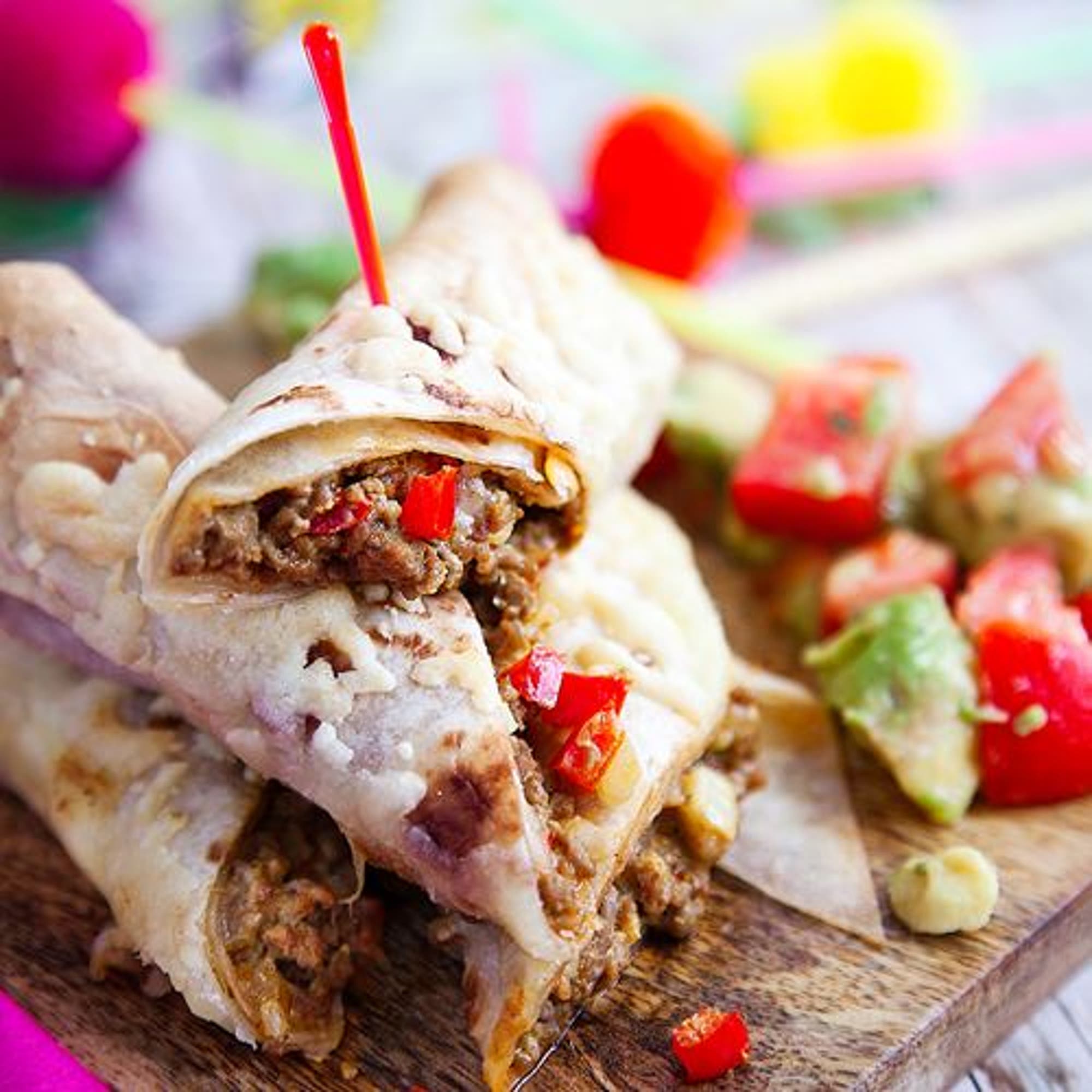 Krämiga köttfärsburritos med tomat- och avokadosallad