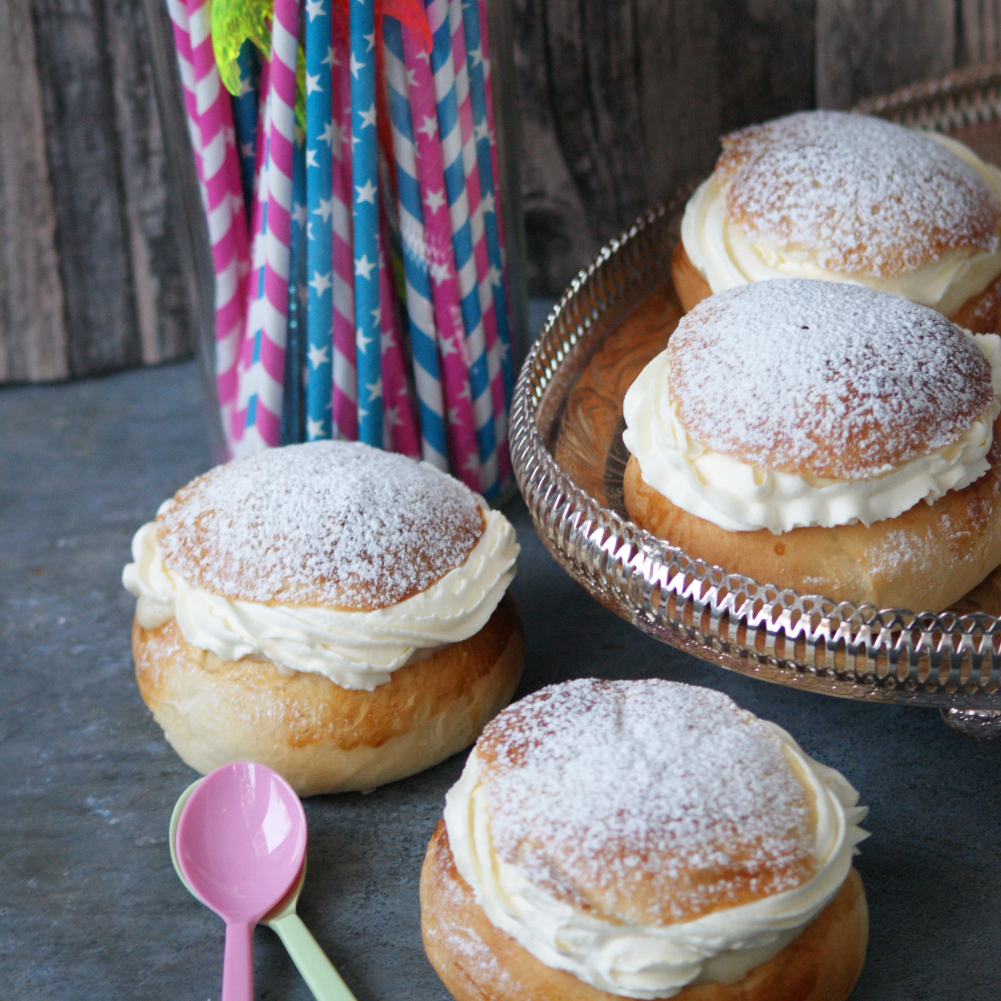 Semlor med vaniljkräm