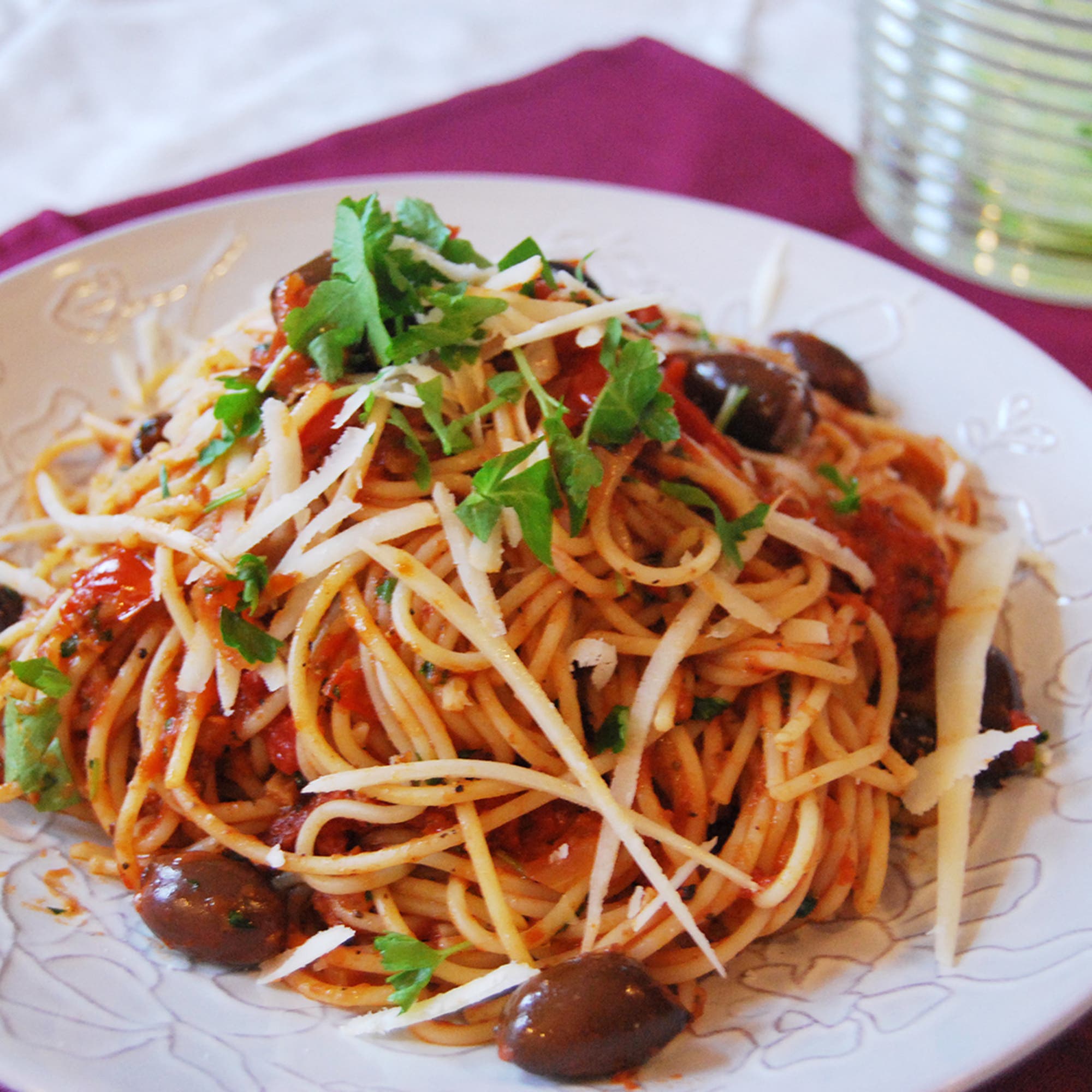 Pasta Puttanesca med kalamata oliver