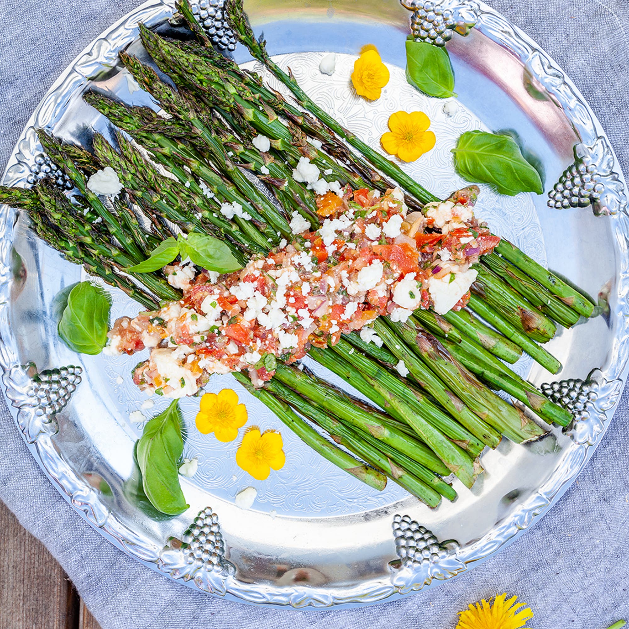 Grillad sparris med grekisk tomatsalsa