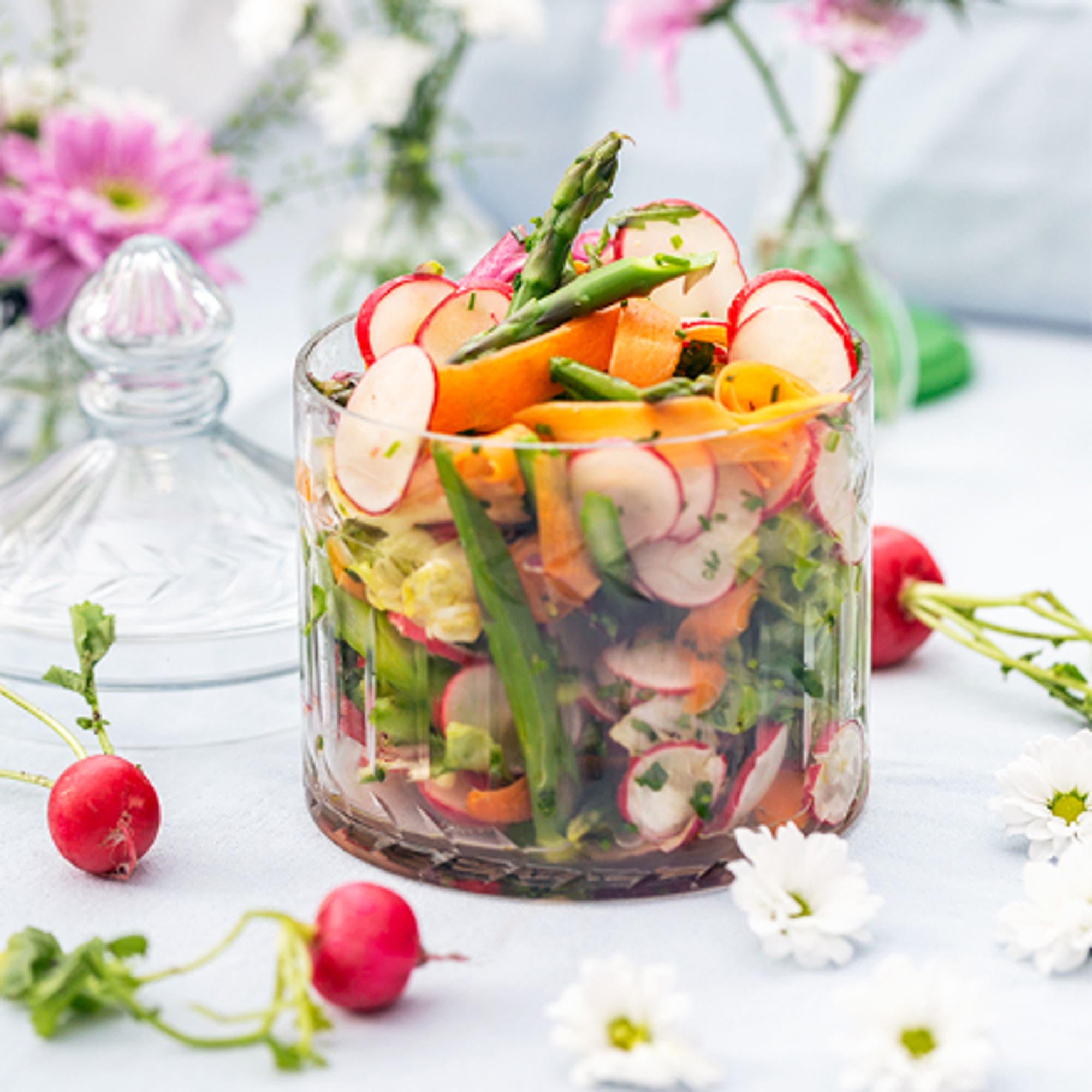 Primörsallad med sparris och rädisor