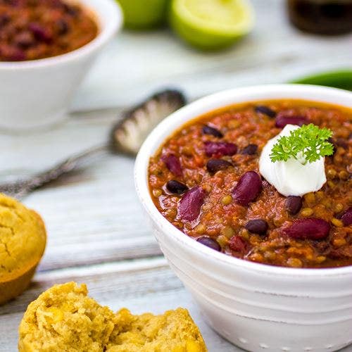 Mexikansk Chili serverad med majsmuffins