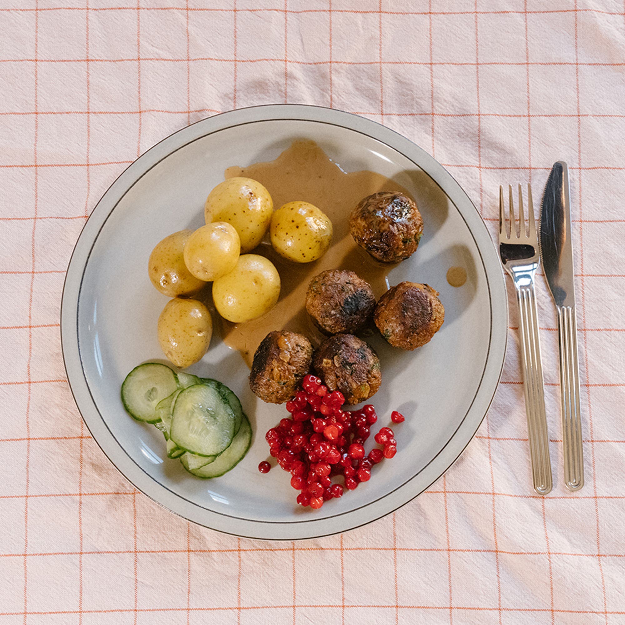 Köttbullar med gräddig sås, pressgurka och rårörda lingon VEGO
