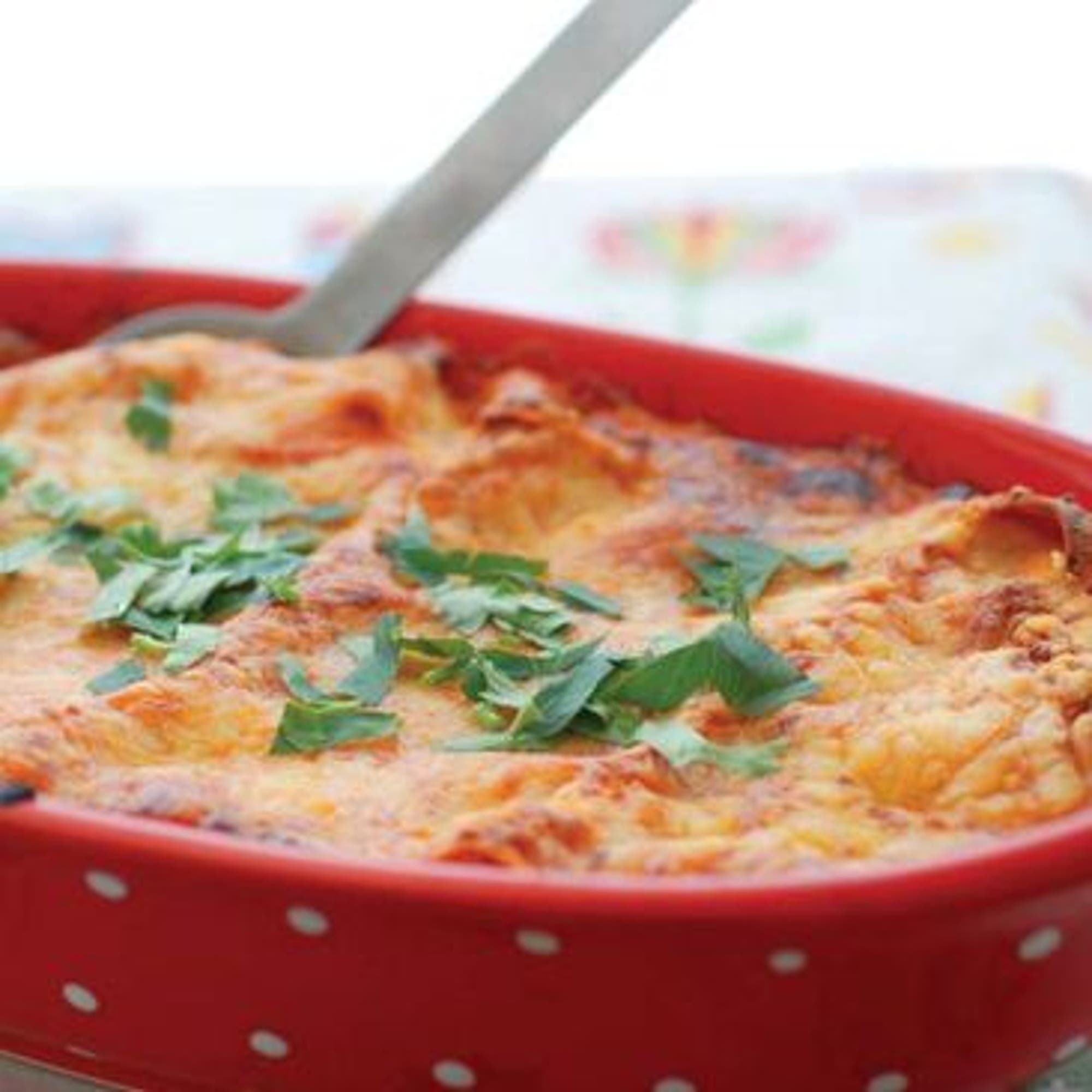 Tacolasagne på kyckling med färgglad kålsallad