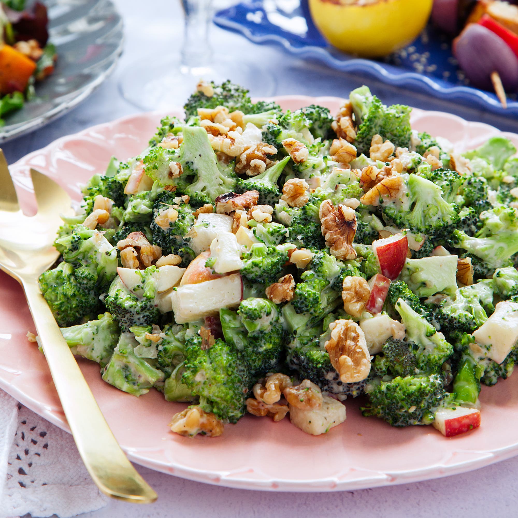 Havrebiffar med krämig broccolisallad med äpple och valnötter