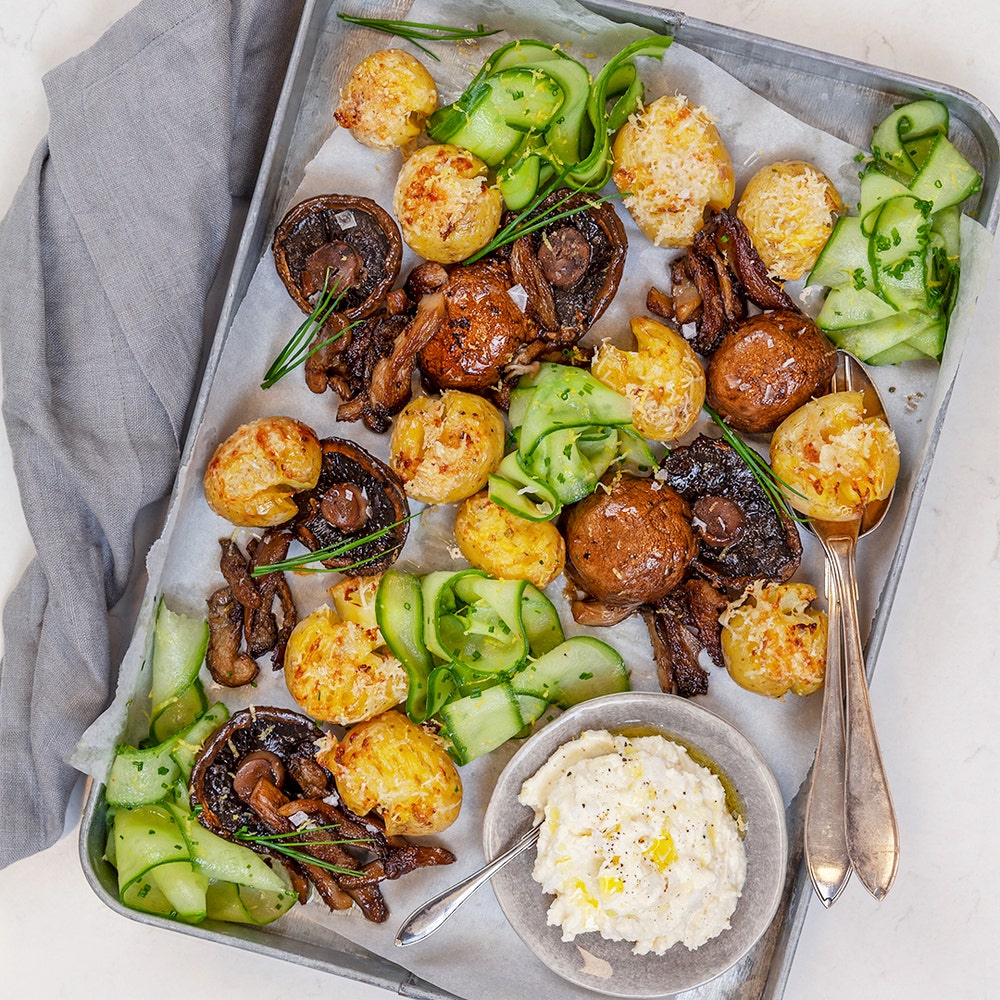 Krossad rostad potatis, vitlöksstekt svamp, parmesankräm och gräslöksmarinerad gurka