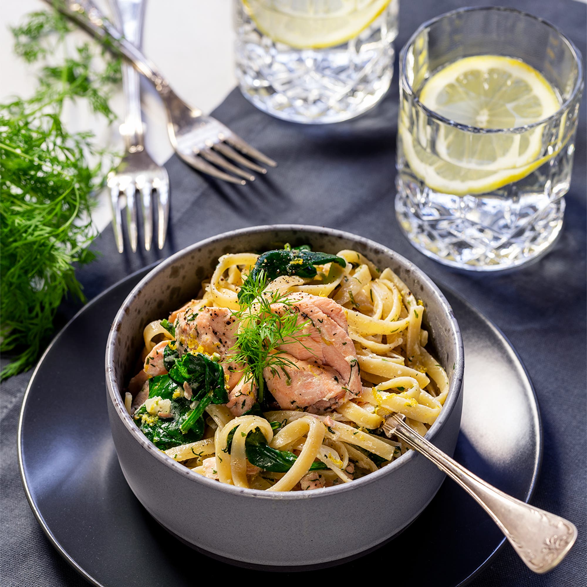 Krämig laxpasta med spenat och dill