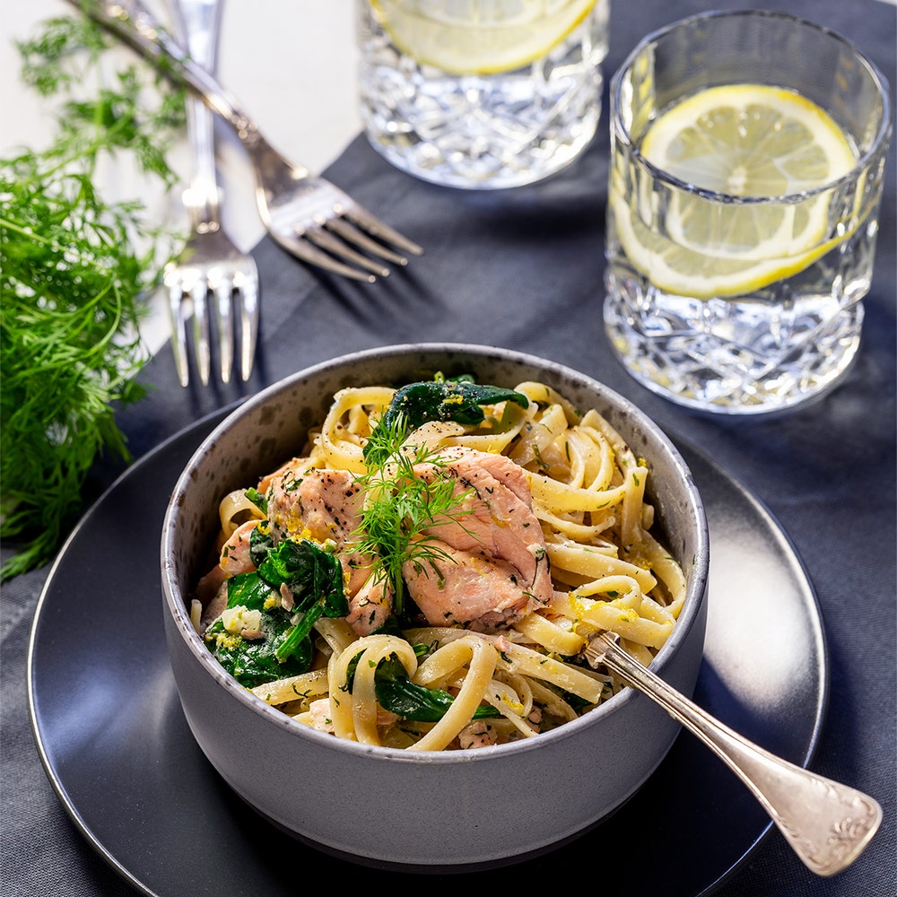 Krämig laxpasta med spenat och dill