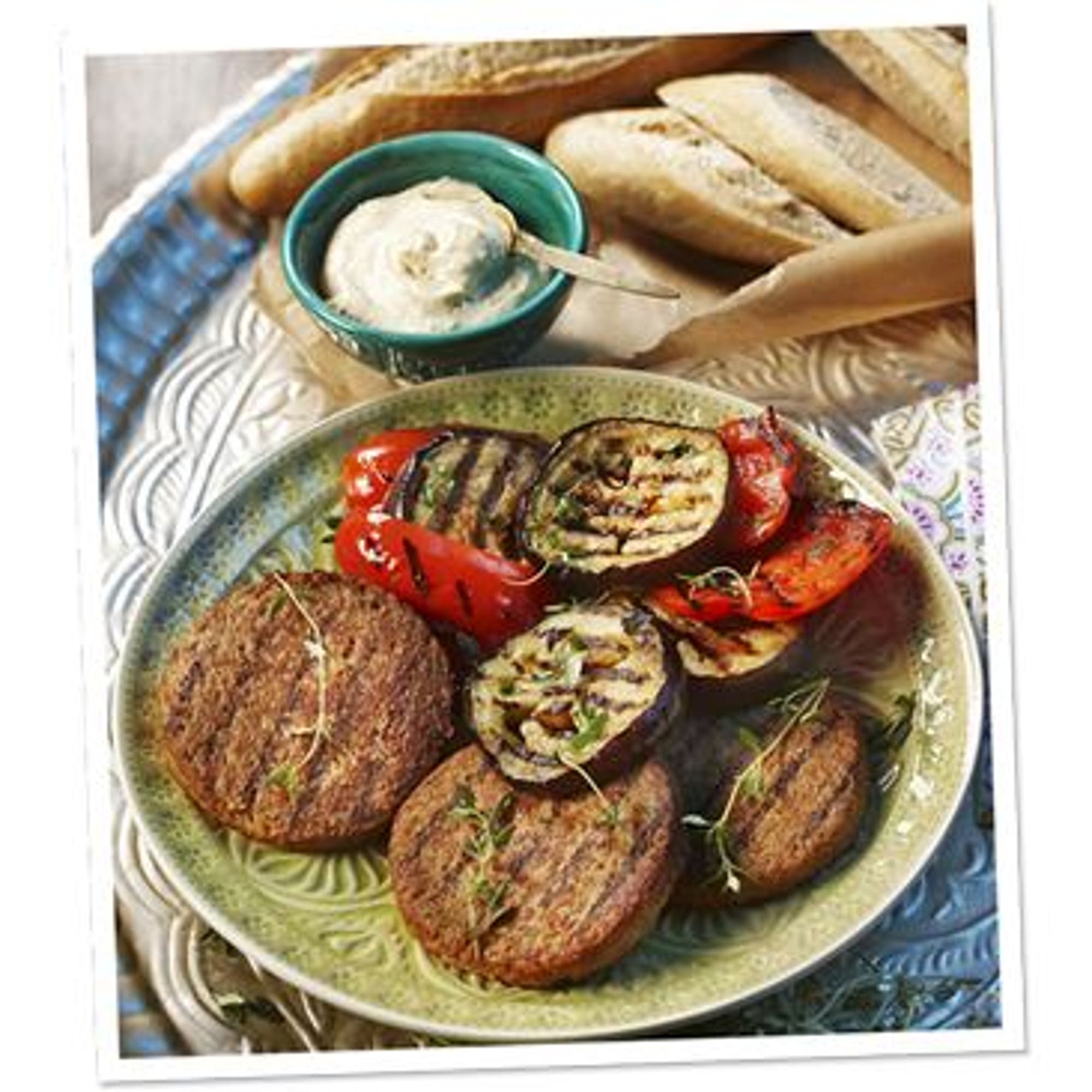 Hamburgare med grillade grönsaker och hummus