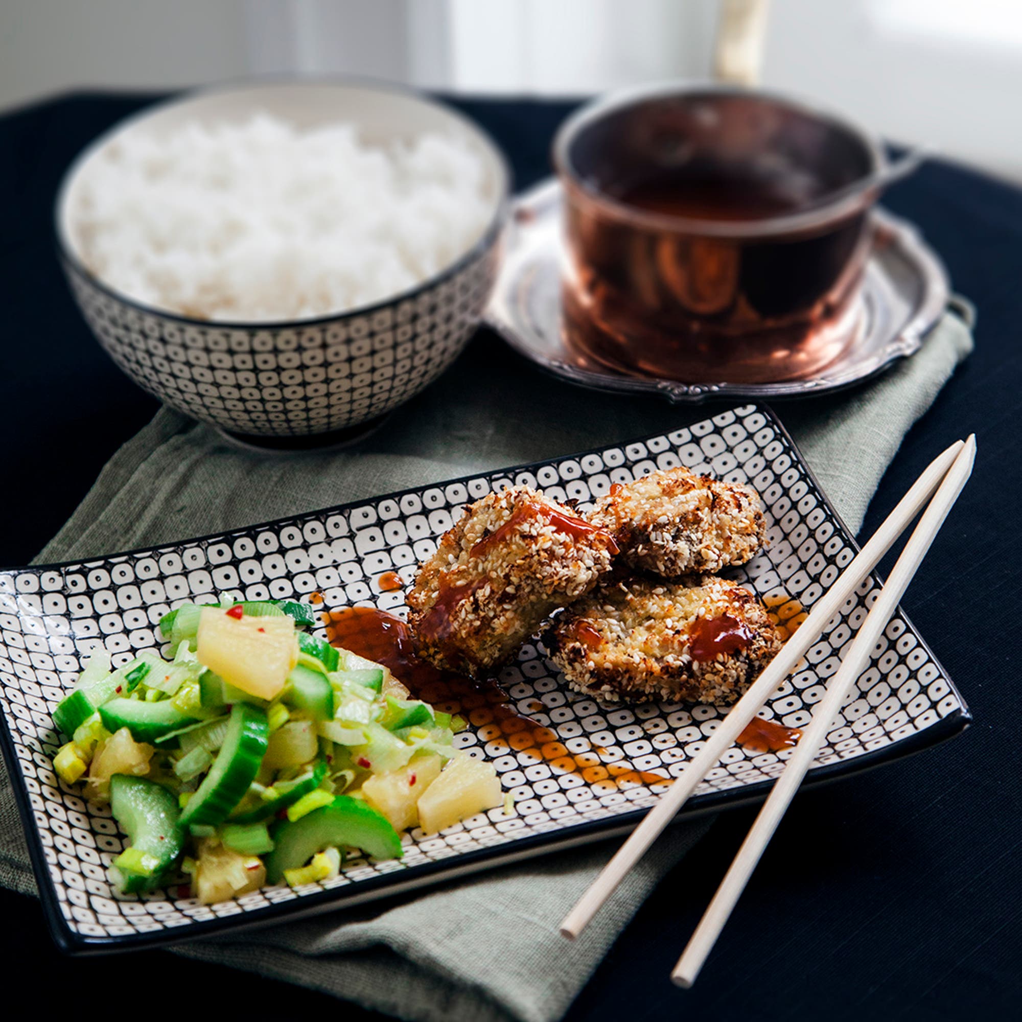 Krispig fläskytterfilé med sötsur sås och gurksallad.