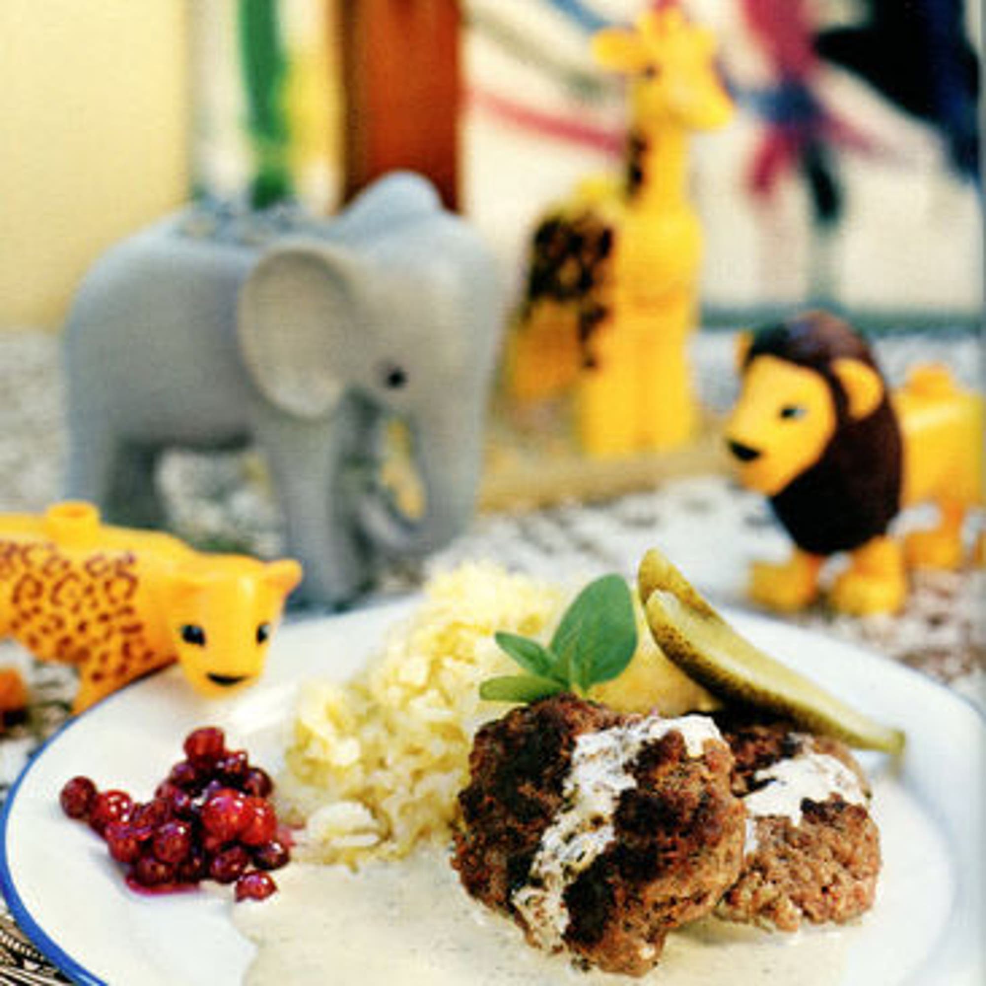 Pannbiff med pressad potatis, rårörda lingon och gräddsås