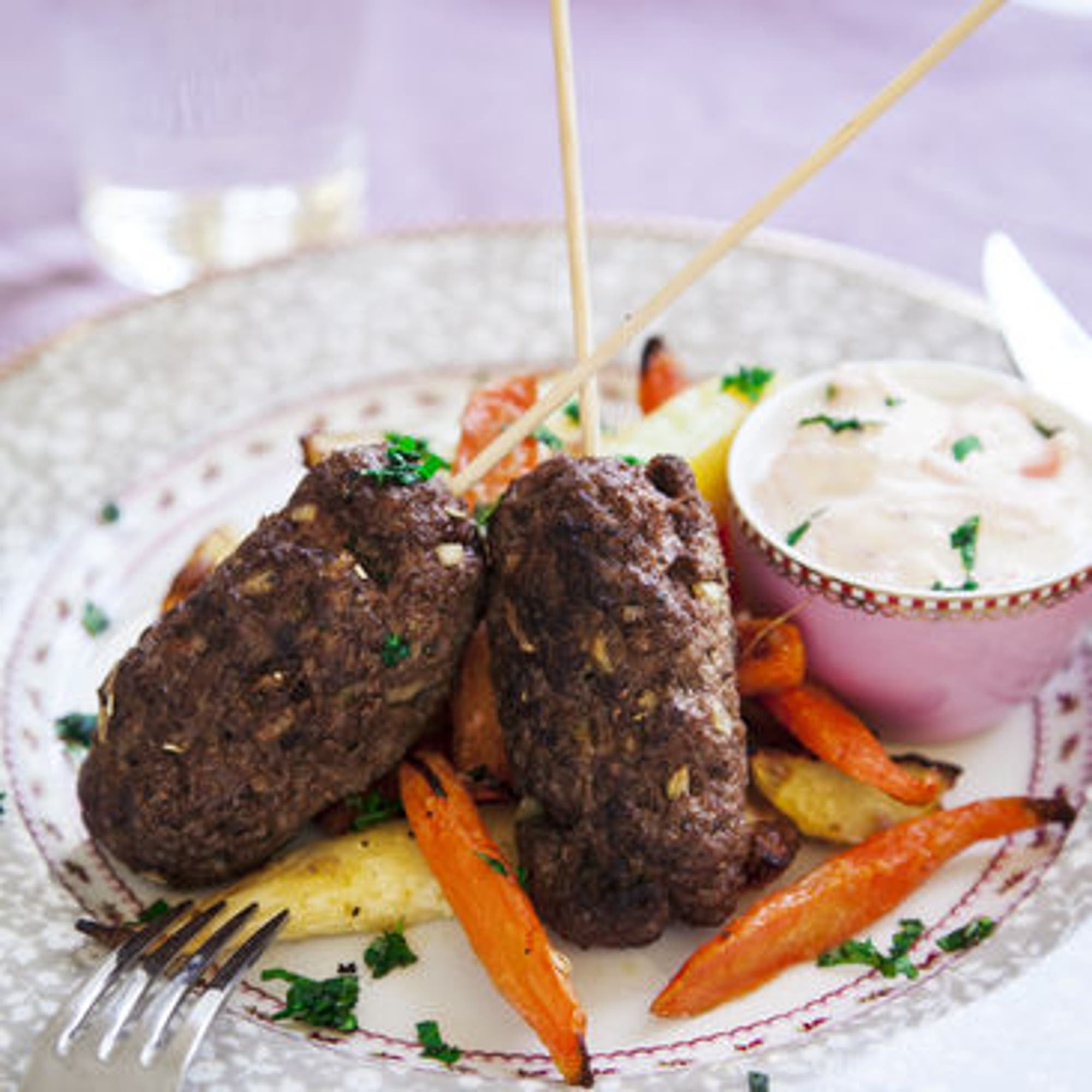 Färsspett med morotstzatziki och ingefärsrostade rotfrukter