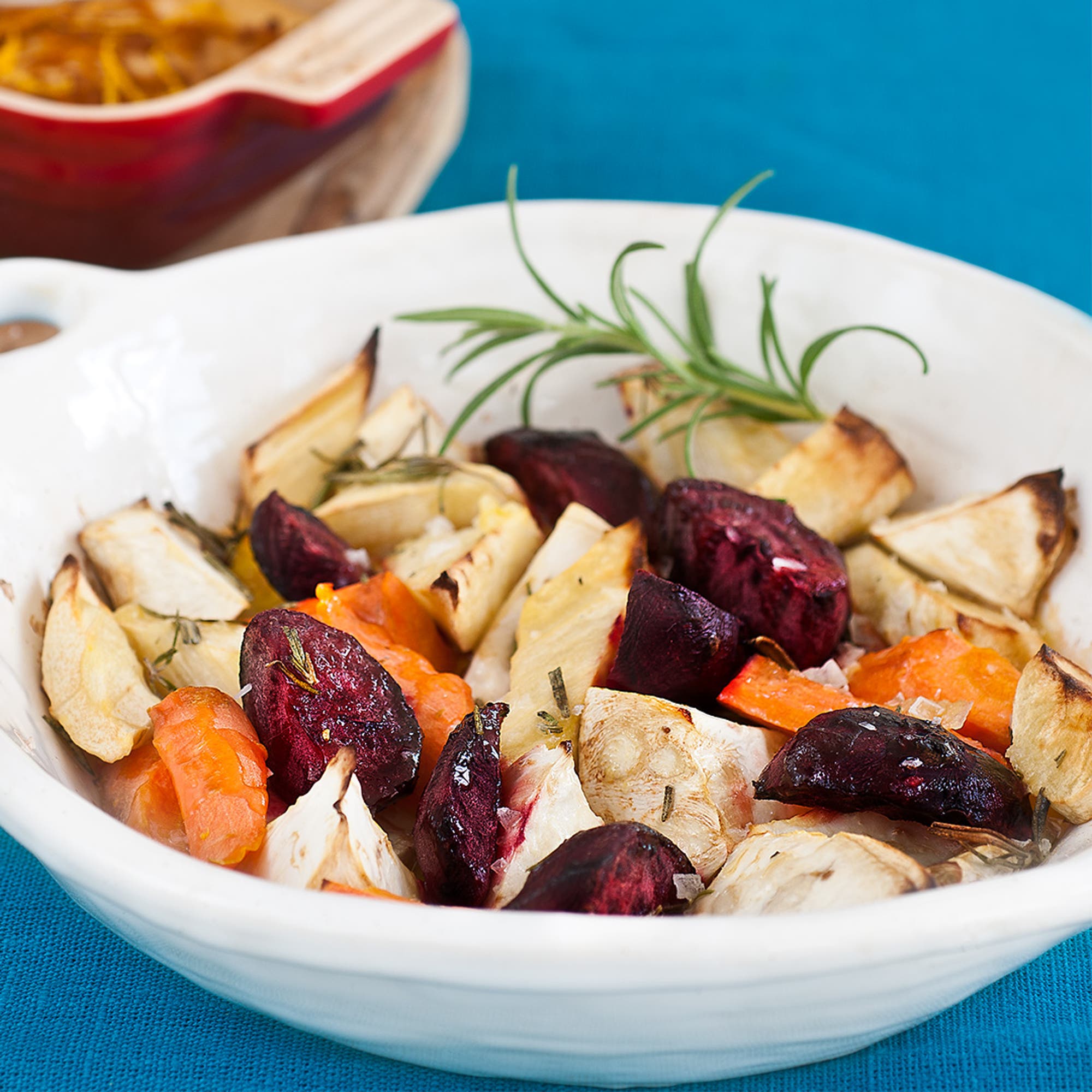Apelsinbakad tofu med ingefära och rostade rotfrukter
