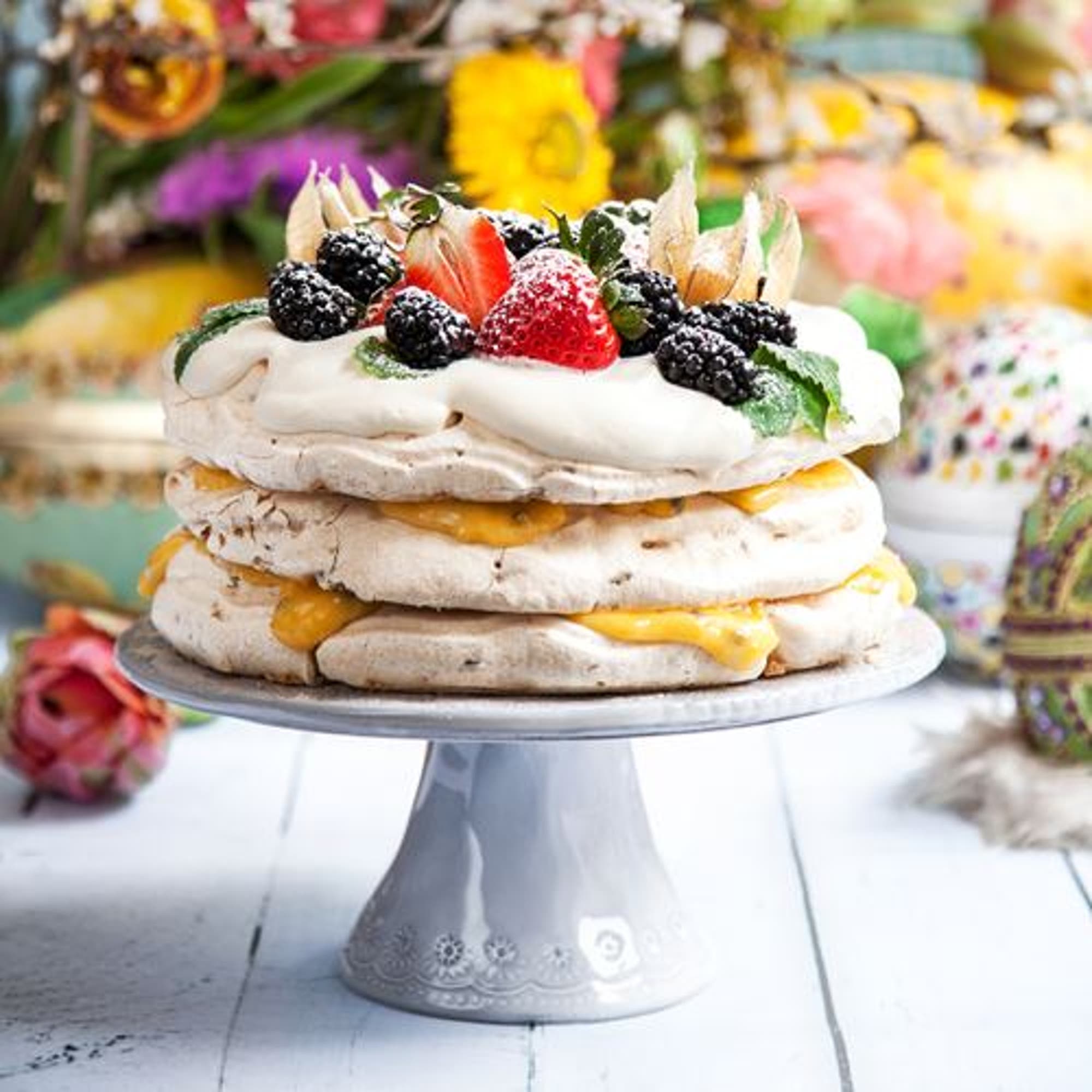 Pistagemarängtårta med citron-och passionsfruktscurd