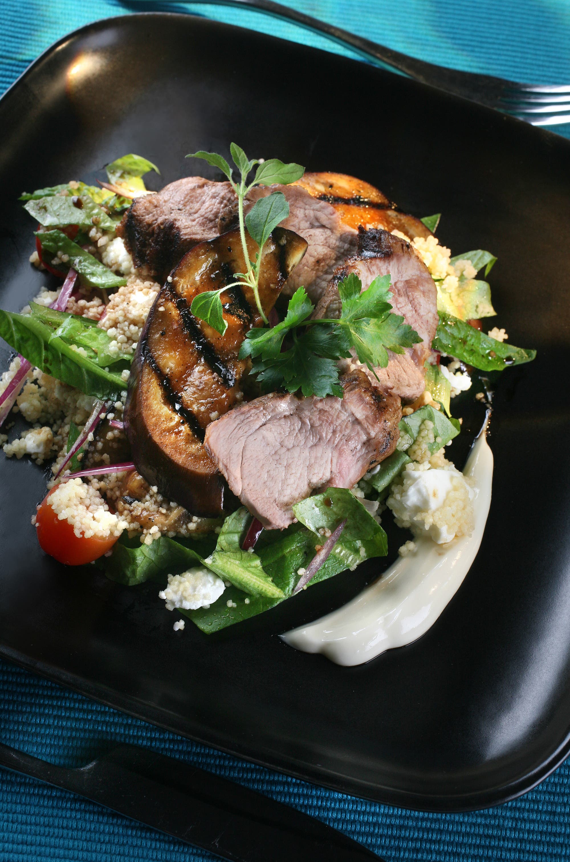 Grillad fläskfilé med fetaostsallad