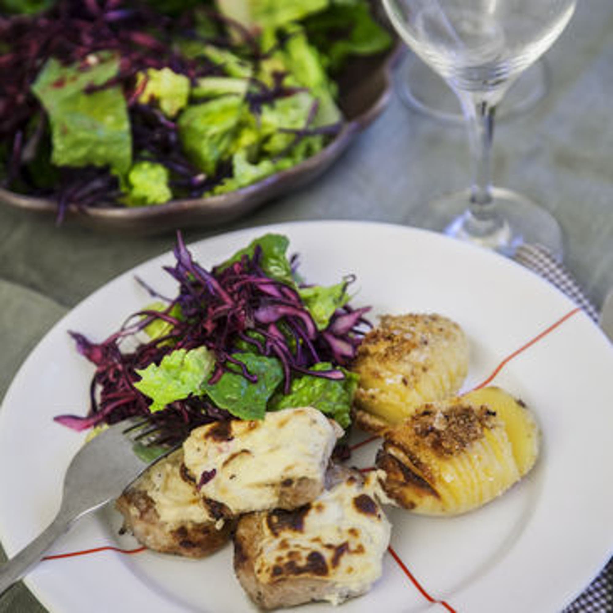 Hasselbackspotatis med färskostgratinerad fläskfilé