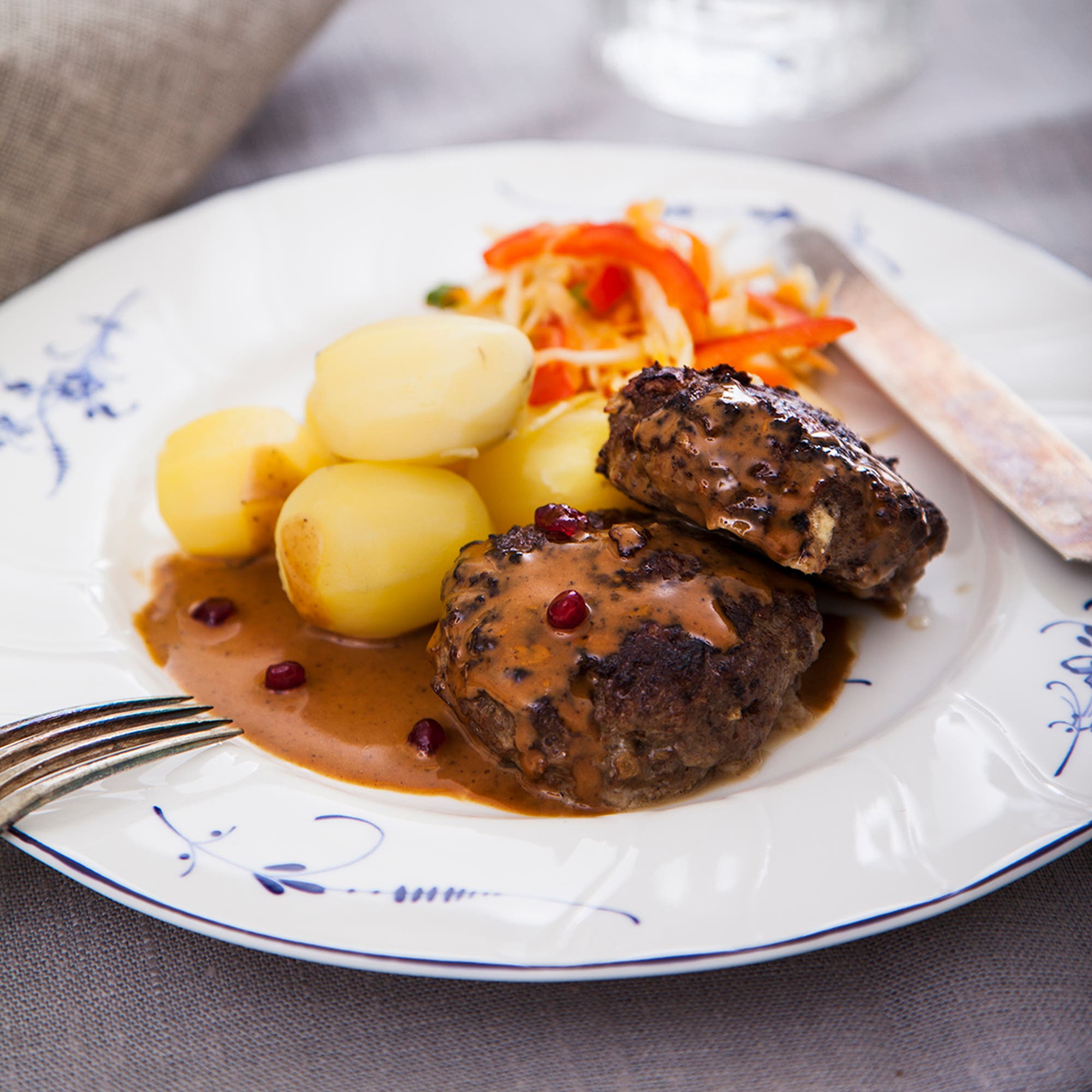 Små parmesanbiffar med pressad potatis och lingonsås