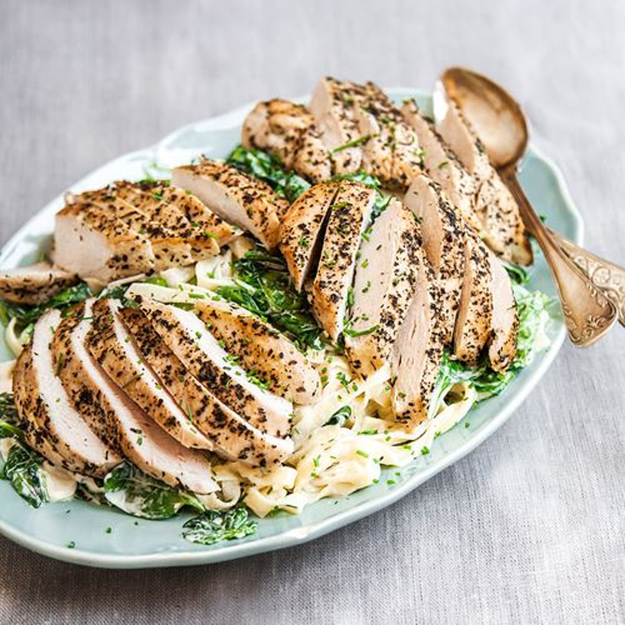 Örtstekt kyckling med krämig mascarponepasta