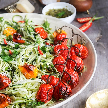 Zoodles med pesto och ugnsbakade körsbärstomater
