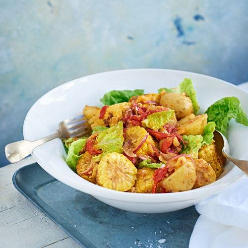 Cajunsallad med grillad majskolv, paprika och färskpotatis