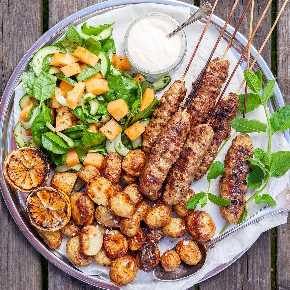 Grillade lammfärsspett med rostad färskpotatis och melonsallad