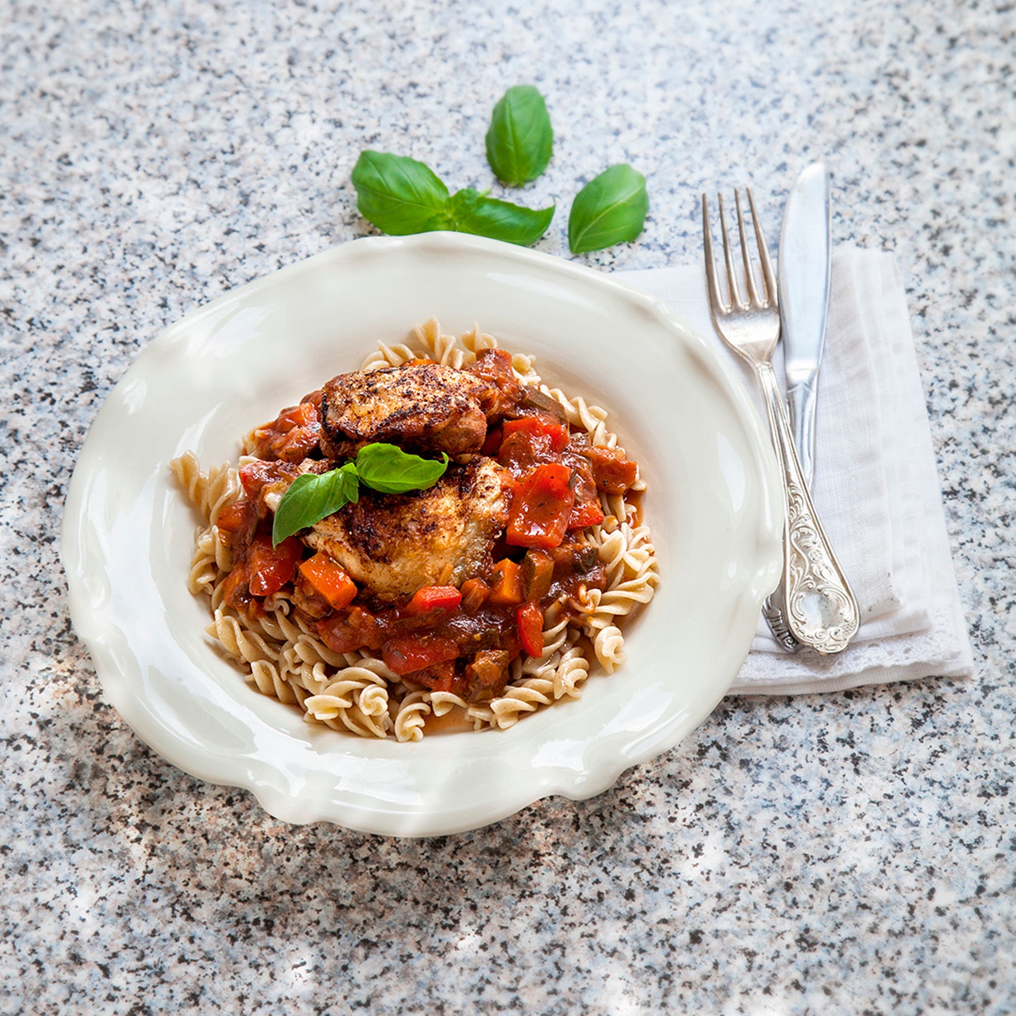 Kycklingpasta med örtig ragu